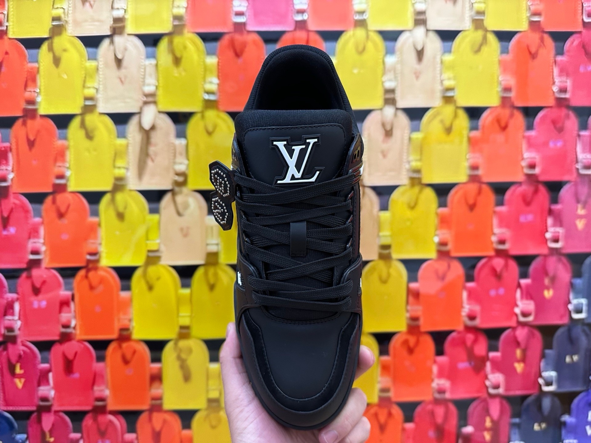LV TRAINER   顶级代购版本
原版购入开发 本款LV Trainer 为光滑牛皮革融入工致穿孔，巧妙演绎复古篮的灵感探索繁复鞋面延续经典结构。
本款 LV Trainer 致意Pharrell Williams与Nigo在2025 秋冬秀场的联袂合作，以工致饰钉为光滑牛皮革鞋面点缀两位设计师的首字母标签，与后部的肖像图案相映成趣。橡胶LV 字母和 Vuitton标识完善瞩目设计。
配送精美包装🛍📦
▪️面料: 原版定制头层牛皮
▪️内里: 原版定制透气网里
▪️大底: 原版开模双色TPU组合大底
▪️底厚: 3CM
▪️Size: 女款35-40 男38-46 
