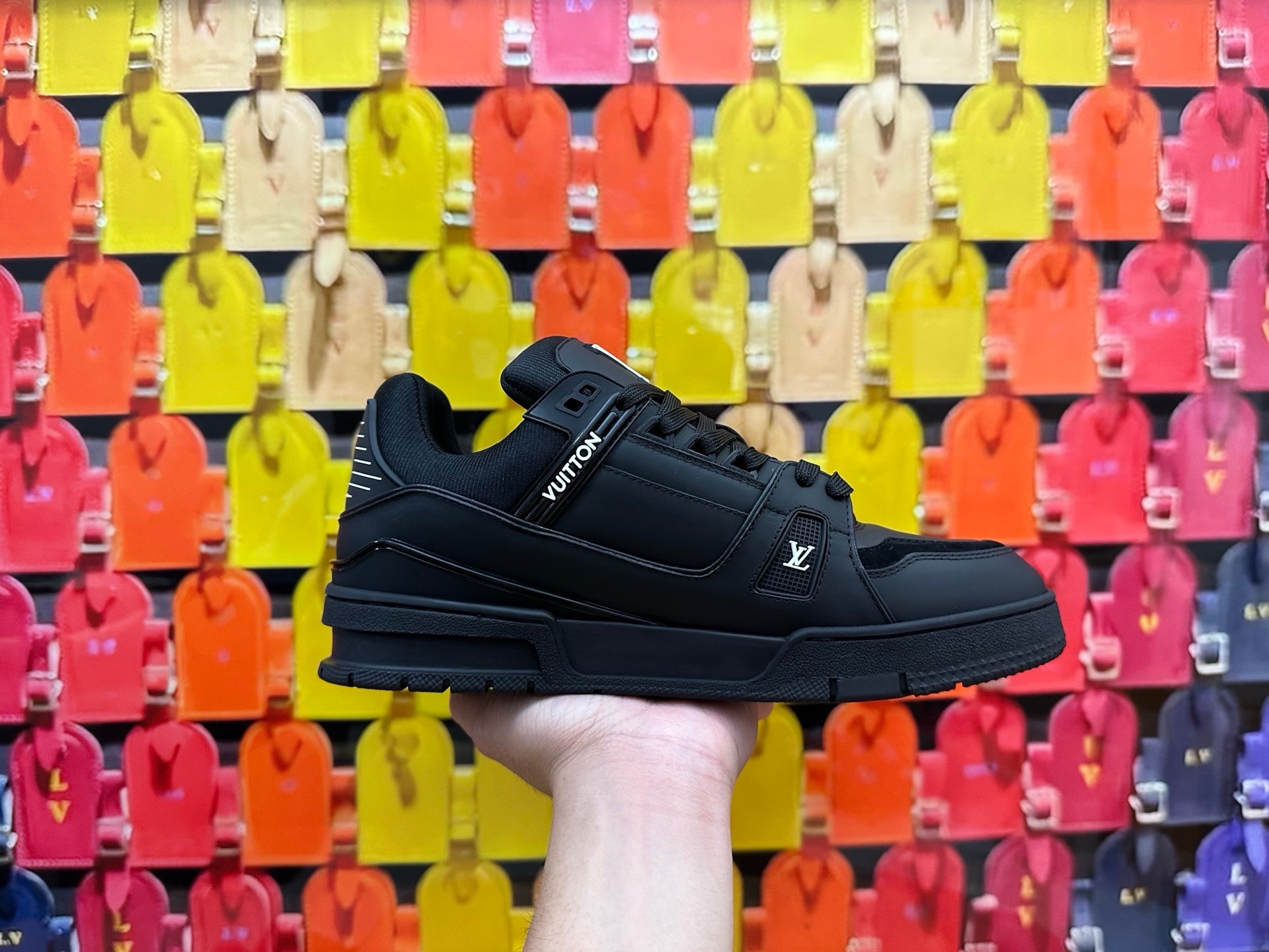 LV TRAINER   顶级代购版本
原版购入开发 本款LV Trainer 为光滑牛皮革融入工致穿孔，巧妙演绎复古篮的灵感探索繁复鞋面延续经典结构。
本款 LV Trainer 致意Pharrell Williams与Nigo在2025 秋冬秀场的联袂合作，以工致饰钉为光滑牛皮革鞋面点缀两位设计师的首字母标签，与后部的肖像图案相映成趣。橡胶LV 字母和 Vuitton标识完善瞩目设计。
配送精美包装🛍📦
▪️面料: 原版定制头层牛皮
▪️内里: 原版定制透气网里
▪️大底: 原版开模双色TPU组合大底
▪️底厚: 3CM
▪️Size: 女款35-40 男38-46 