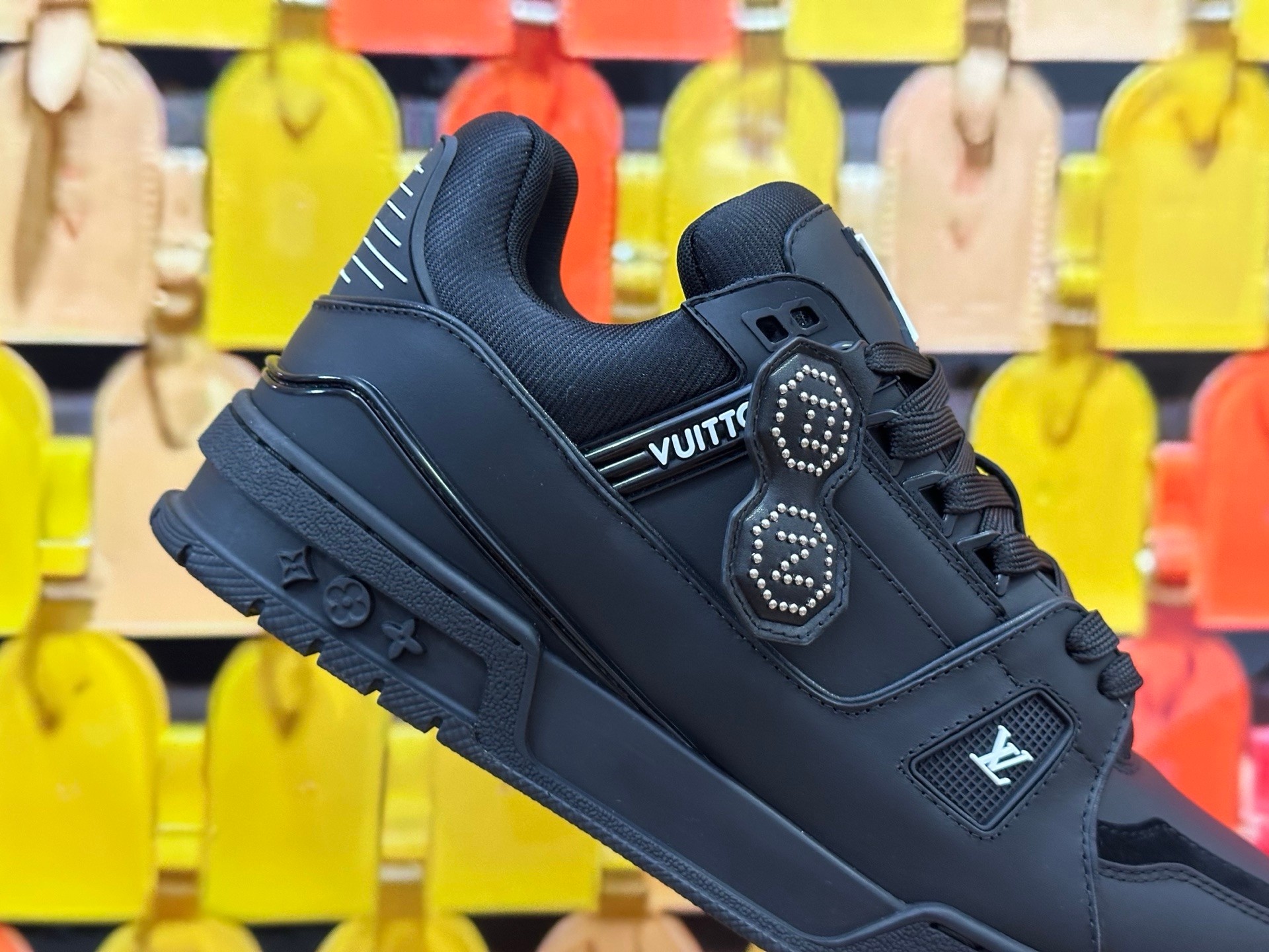 LV TRAINER   顶级代购版本
原版购入开发 本款LV Trainer 为光滑牛皮革融入工致穿孔，巧妙演绎复古篮的灵感探索繁复鞋面延续经典结构。
本款 LV Trainer 致意Pharrell Williams与Nigo在2025 秋冬秀场的联袂合作，以工致饰钉为光滑牛皮革鞋面点缀两位设计师的首字母标签，与后部的肖像图案相映成趣。橡胶LV 字母和 Vuitton标识完善瞩目设计。
配送精美包装🛍📦
▪️面料: 原版定制头层牛皮
▪️内里: 原版定制透气网里
▪️大底: 原版开模双色TPU组合大底
▪️底厚: 3CM
▪️Size: 女款35-40 男38-46 