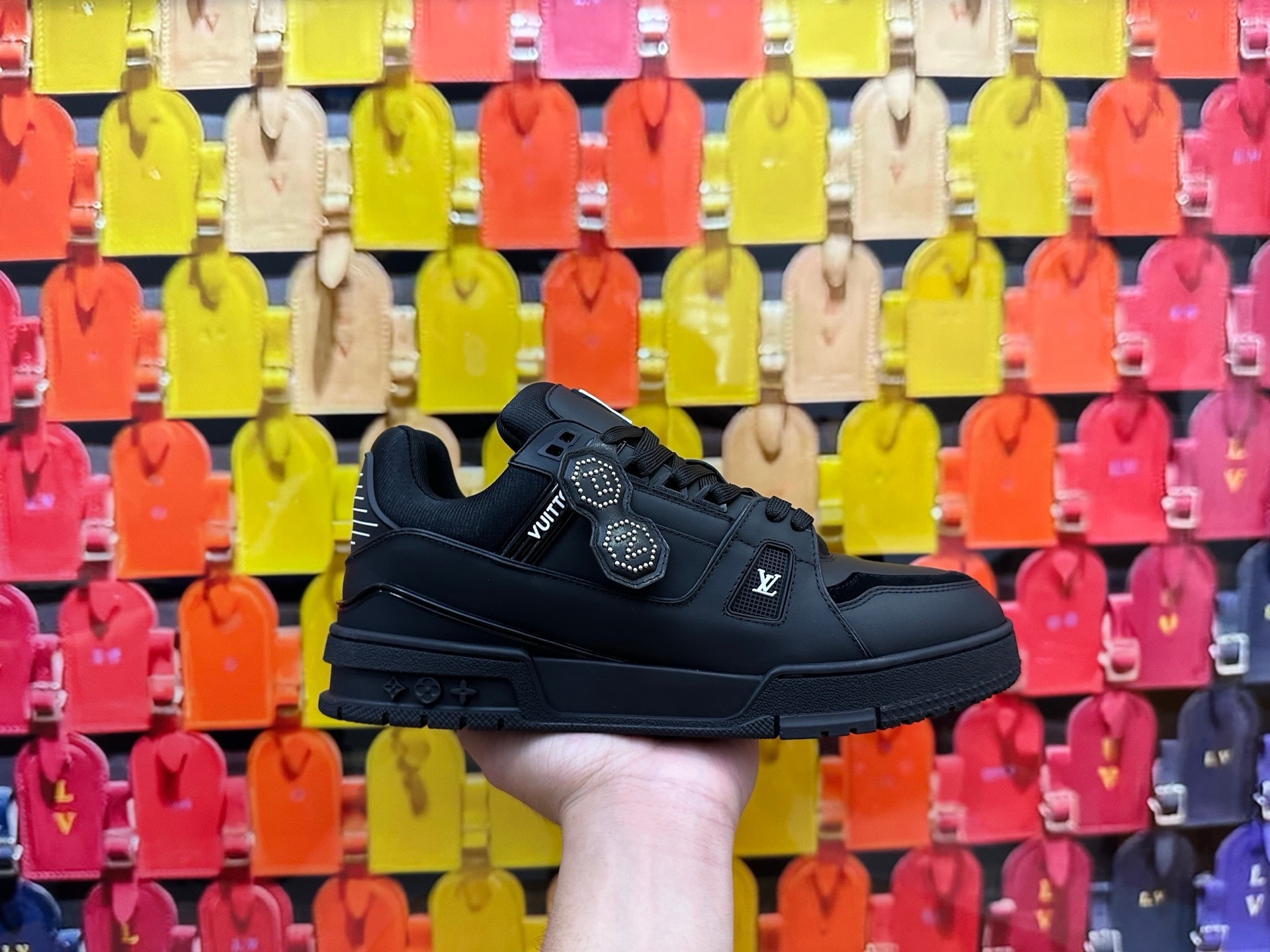 LV TRAINER   顶级代购版本
原版购入开发 本款LV Trainer 为光滑牛皮革融入工致穿孔，巧妙演绎复古篮的灵感探索繁复鞋面延续经典结构。
本款 LV Trainer 致意Pharrell Williams与Nigo在2025 秋冬秀场的联袂合作，以工致饰钉为光滑牛皮革鞋面点缀两位设计师的首字母标签，与后部的肖像图案相映成趣。橡胶LV 字母和 Vuitton标识完善瞩目设计。
配送精美包装🛍📦
▪️面料: 原版定制头层牛皮
▪️内里: 原版定制透气网里
▪️大底: 原版开模双色TPU组合大底
▪️底厚: 3CM
▪️Size: 女款35-40 男38-46 