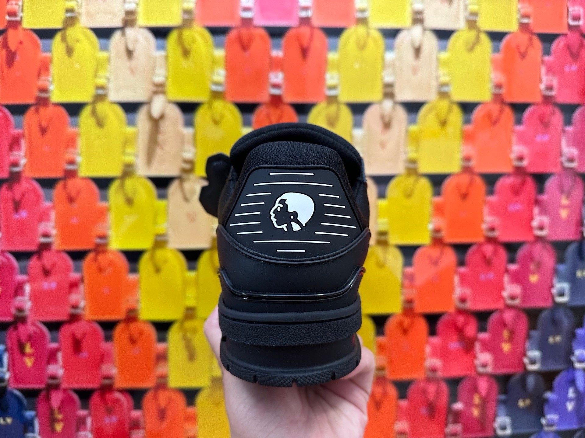 LV TRAINER   顶级代购版本
原版购入开发 本款LV Trainer 为光滑牛皮革融入工致穿孔，巧妙演绎复古篮的灵感探索繁复鞋面延续经典结构。
本款 LV Trainer 致意Pharrell Williams与Nigo在2025 秋冬秀场的联袂合作，以工致饰钉为光滑牛皮革鞋面点缀两位设计师的首字母标签，与后部的肖像图案相映成趣。橡胶LV 字母和 Vuitton标识完善瞩目设计。
配送精美包装🛍📦
▪️面料: 原版定制头层牛皮
▪️内里: 原版定制透气网里
▪️大底: 原版开模双色TPU组合大底
▪️底厚: 3CM
▪️Size: 女款35-40 男38-46 