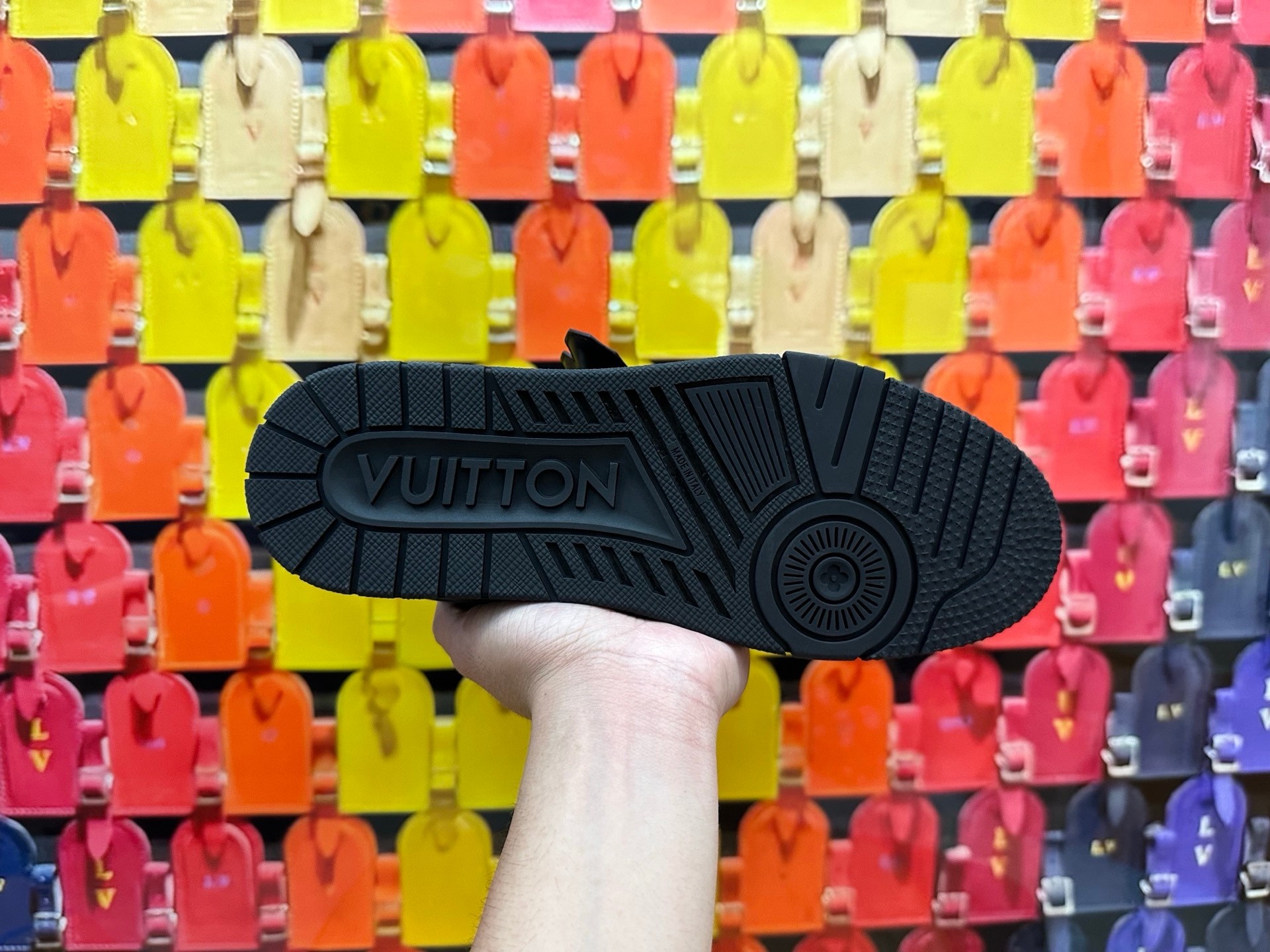 LV TRAINER   顶级代购版本
原版购入开发 本款LV Trainer 为光滑牛皮革融入工致穿孔，巧妙演绎复古篮的灵感探索繁复鞋面延续经典结构。
本款 LV Trainer 致意Pharrell Williams与Nigo在2025 秋冬秀场的联袂合作，以工致饰钉为光滑牛皮革鞋面点缀两位设计师的首字母标签，与后部的肖像图案相映成趣。橡胶LV 字母和 Vuitton标识完善瞩目设计。
配送精美包装🛍📦
▪️面料: 原版定制头层牛皮
▪️内里: 原版定制透气网里
▪️大底: 原版开模双色TPU组合大底
▪️底厚: 3CM
▪️Size: 女款35-40 男38-46 