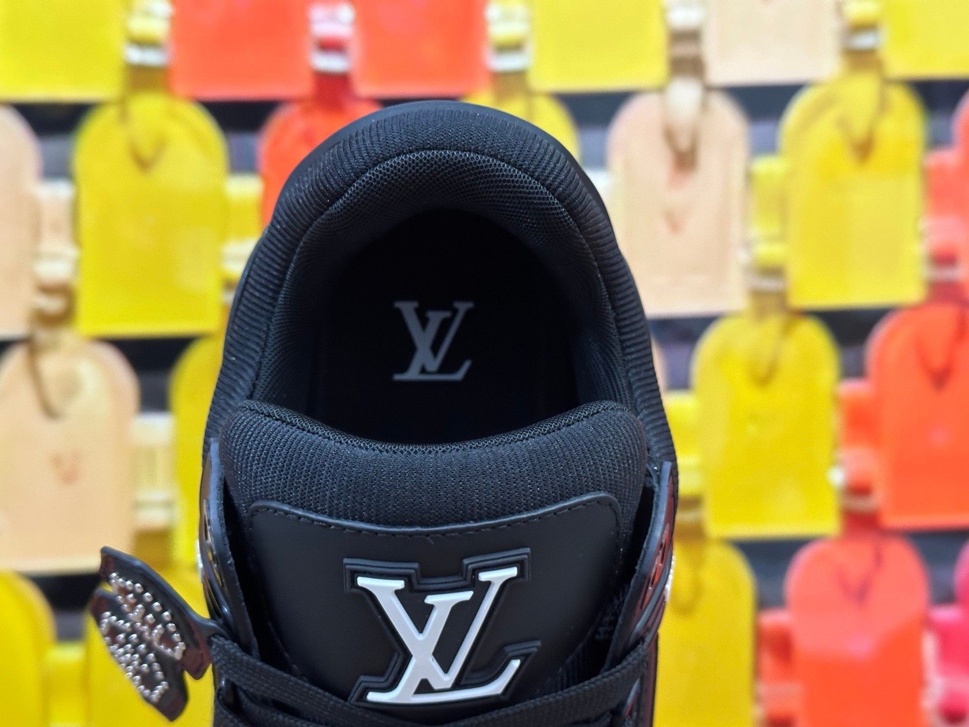 LV TRAINER   顶级代购版本
原版购入开发 本款LV Trainer 为光滑牛皮革融入工致穿孔，巧妙演绎复古篮的灵感探索繁复鞋面延续经典结构。
本款 LV Trainer 致意Pharrell Williams与Nigo在2025 秋冬秀场的联袂合作，以工致饰钉为光滑牛皮革鞋面点缀两位设计师的首字母标签，与后部的肖像图案相映成趣。橡胶LV 字母和 Vuitton标识完善瞩目设计。
配送精美包装🛍📦
▪️面料: 原版定制头层牛皮
▪️内里: 原版定制透气网里
▪️大底: 原版开模双色TPU组合大底
▪️底厚: 3CM
▪️Size: 女款35-40 男38-46 