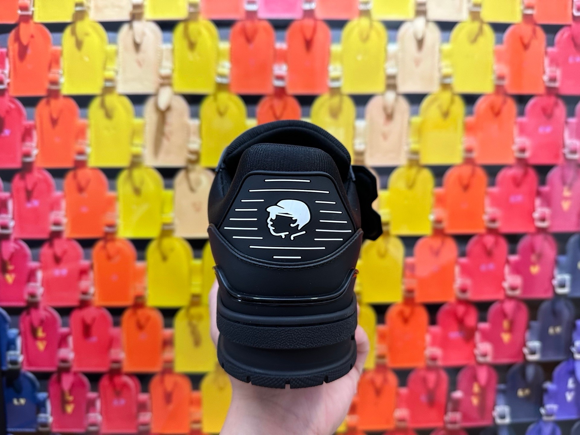 LV TRAINER   顶级代购版本
原版购入开发 本款LV Trainer 为光滑牛皮革融入工致穿孔，巧妙演绎复古篮的灵感探索繁复鞋面延续经典结构。
本款 LV Trainer 致意Pharrell Williams与Nigo在2025 秋冬秀场的联袂合作，以工致饰钉为光滑牛皮革鞋面点缀两位设计师的首字母标签，与后部的肖像图案相映成趣。橡胶LV 字母和 Vuitton标识完善瞩目设计。
配送精美包装🛍📦
▪️面料: 原版定制头层牛皮
▪️内里: 原版定制透气网里
▪️大底: 原版开模双色TPU组合大底
▪️底厚: 3CM
▪️Size: 女款35-40 男38-46 