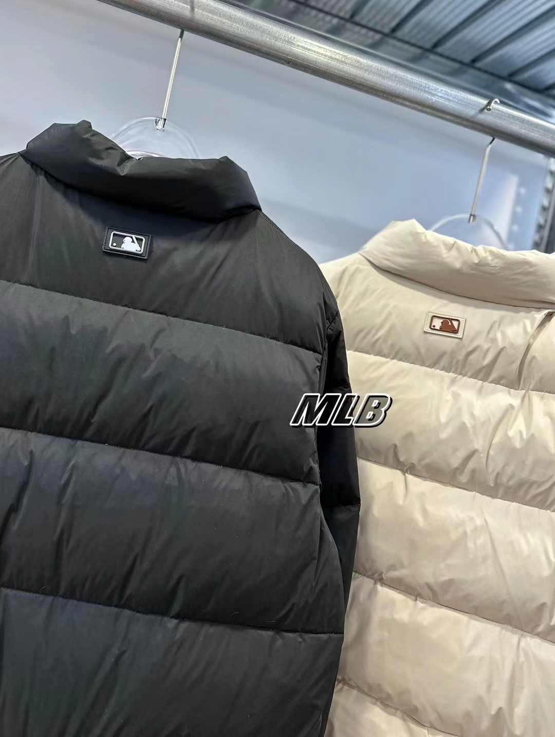 🌟供💰500
【MLB 纽约洋基队纯色运动休闲保暖防风刺绣小logo宽松拉链长袖立领羽绒服 男女同款 】
颜色:黑色/奶油色
尺码:S-M-L-XL
面料采用20D尼丝纺 做了防水贴膜工艺 三层涂层工艺让面料挺而细腻 在寒冷的冬天不会因天气的原因导致面料僵硬 全部拆分样衣 定制定染 区别市场面料透红光版本
里布采用高密度尼龙丝 满印logo压花工艺 和原版完全一致 logo不存在一点凹凸感 光滑平顺
羽绒方面我们做到匠心品质 还原原版 国标80绒 280克的充绒量 好马配好鞍 不存在有异味 有毛杆 有棉花状 区别市场通货版本
4层锁绒工艺 采用双层胆布锁绒 彻底告别钻绒漏绒
按照原版统一测量 针针达到的饱满度绝对会让你眼前一亮
定色定染绒布 从订原布到染色 全部按照本布的颜色去还原正品的品质 东西好不好 你们自己看
刺绣采用日本百灵刺绣 20万针密度是市场最顶的密度 让你真正可以体验到紧而不皱 挺而饱满 颗颗到位 没有一丝勾针断线
拉链1:1还原正品全套细节 拉链头 口袋 内里 袖口均带有logo 拉链头带有织带装饰 织带也都是开模定制logo 总之一句话 完全还原
整件衣服 凡是你可以看到的任何小到汽眼 抽绳 纽扣 点缀 均带有logo
袖口告别传统防风袖口带来的不便 细节不细节您自己说 我们只想用心做 而并不是浑水摸鱼
领子部位内侧 采用了短绒毛 有纹路 不打杆 亲肤不伤皮肤 保暖度更是做到2000+ 敏感肌更不会过敏
S:衣长65袖长82.5胸围120肩宽49【建议80-110斤】
M:衣长68袖长89胸围125肩宽50【建议110-130斤】
L:衣长70袖长91胸围130肩宽52【建议130-150斤】
XL:衣长72袖长93胸围135肩宽54【建议150-170斤】
