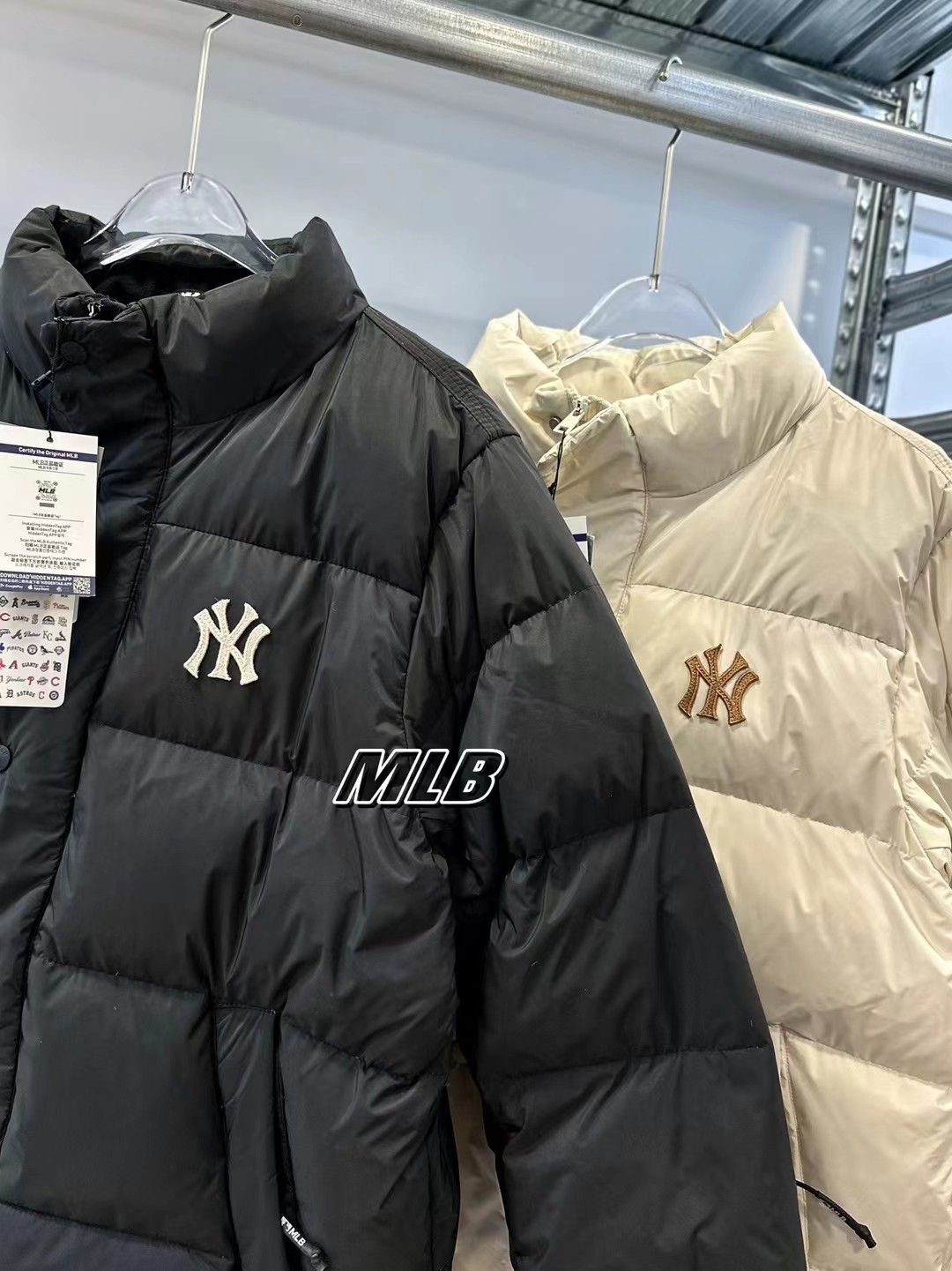 🌟供💰500
【MLB 纽约洋基队纯色运动休闲保暖防风刺绣小logo宽松拉链长袖立领羽绒服 男女同款 】
颜色:黑色/奶油色
尺码:S-M-L-XL
面料采用20D尼丝纺 做了防水贴膜工艺 三层涂层工艺让面料挺而细腻 在寒冷的冬天不会因天气的原因导致面料僵硬 全部拆分样衣 定制定染 区别市场面料透红光版本
里布采用高密度尼龙丝 满印logo压花工艺 和原版完全一致 logo不存在一点凹凸感 光滑平顺
羽绒方面我们做到匠心品质 还原原版 国标80绒 280克的充绒量 好马配好鞍 不存在有异味 有毛杆 有棉花状 区别市场通货版本
4层锁绒工艺 采用双层胆布锁绒 彻底告别钻绒漏绒
按照原版统一测量 针针达到的饱满度绝对会让你眼前一亮
定色定染绒布 从订原布到染色 全部按照本布的颜色去还原正品的品质 东西好不好 你们自己看
刺绣采用日本百灵刺绣 20万针密度是市场最顶的密度 让你真正可以体验到紧而不皱 挺而饱满 颗颗到位 没有一丝勾针断线
拉链1:1还原正品全套细节 拉链头 口袋 内里 袖口均带有logo 拉链头带有织带装饰 织带也都是开模定制logo 总之一句话 完全还原
整件衣服 凡是你可以看到的任何小到汽眼 抽绳 纽扣 点缀 均带有logo
袖口告别传统防风袖口带来的不便 细节不细节您自己说 我们只想用心做 而并不是浑水摸鱼
领子部位内侧 采用了短绒毛 有纹路 不打杆 亲肤不伤皮肤 保暖度更是做到2000+ 敏感肌更不会过敏
S:衣长65袖长82.5胸围120肩宽49【建议80-110斤】
M:衣长68袖长89胸围125肩宽50【建议110-130斤】
L:衣长70袖长91胸围130肩宽52【建议130-150斤】
XL:衣长72袖长93胸围135肩宽54【建议150-170斤】