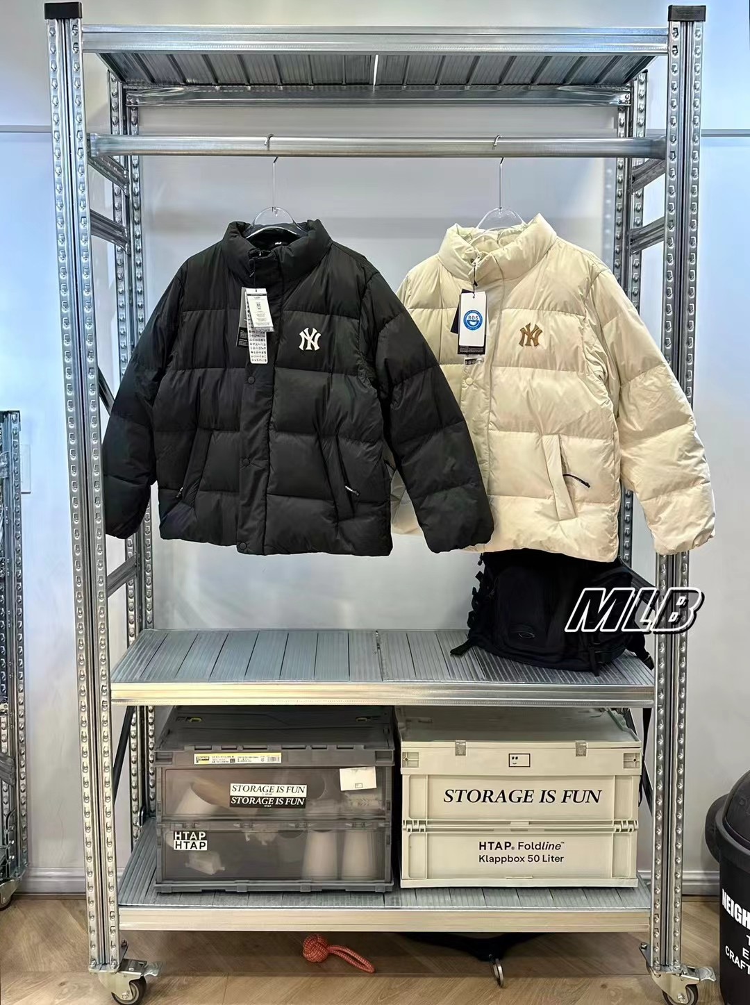 🌟供💰500
【MLB 纽约洋基队纯色运动休闲保暖防风刺绣小logo宽松拉链长袖立领羽绒服 男女同款 】
颜色:黑色/奶油色
尺码:S-M-L-XL
面料采用20D尼丝纺 做了防水贴膜工艺 三层涂层工艺让面料挺而细腻 在寒冷的冬天不会因天气的原因导致面料僵硬 全部拆分样衣 定制定染 区别市场面料透红光版本
里布采用高密度尼龙丝 满印logo压花工艺 和原版完全一致 logo不存在一点凹凸感 光滑平顺
羽绒方面我们做到匠心品质 还原原版 国标80绒 280克的充绒量 好马配好鞍 不存在有异味 有毛杆 有棉花状 区别市场通货版本
4层锁绒工艺 采用双层胆布锁绒 彻底告别钻绒漏绒
按照原版统一测量 针针达到的饱满度绝对会让你眼前一亮
定色定染绒布 从订原布到染色 全部按照本布的颜色去还原正品的品质 东西好不好 你们自己看
刺绣采用日本百灵刺绣 20万针密度是市场最顶的密度 让你真正可以体验到紧而不皱 挺而饱满 颗颗到位 没有一丝勾针断线
拉链1:1还原正品全套细节 拉链头 口袋 内里 袖口均带有logo 拉链头带有织带装饰 织带也都是开模定制logo 总之一句话 完全还原
整件衣服 凡是你可以看到的任何小到汽眼 抽绳 纽扣 点缀 均带有logo
袖口告别传统防风袖口带来的不便 细节不细节您自己说 我们只想用心做 而并不是浑水摸鱼
领子部位内侧 采用了短绒毛 有纹路 不打杆 亲肤不伤皮肤 保暖度更是做到2000+ 敏感肌更不会过敏
S:衣长65袖长82.5胸围120肩宽49【建议80-110斤】
M:衣长68袖长89胸围125肩宽50【建议110-130斤】
L:衣长70袖长91胸围130肩宽52【建议130-150斤】
XL:衣长72袖长93胸围135肩宽54【建议150-170斤】