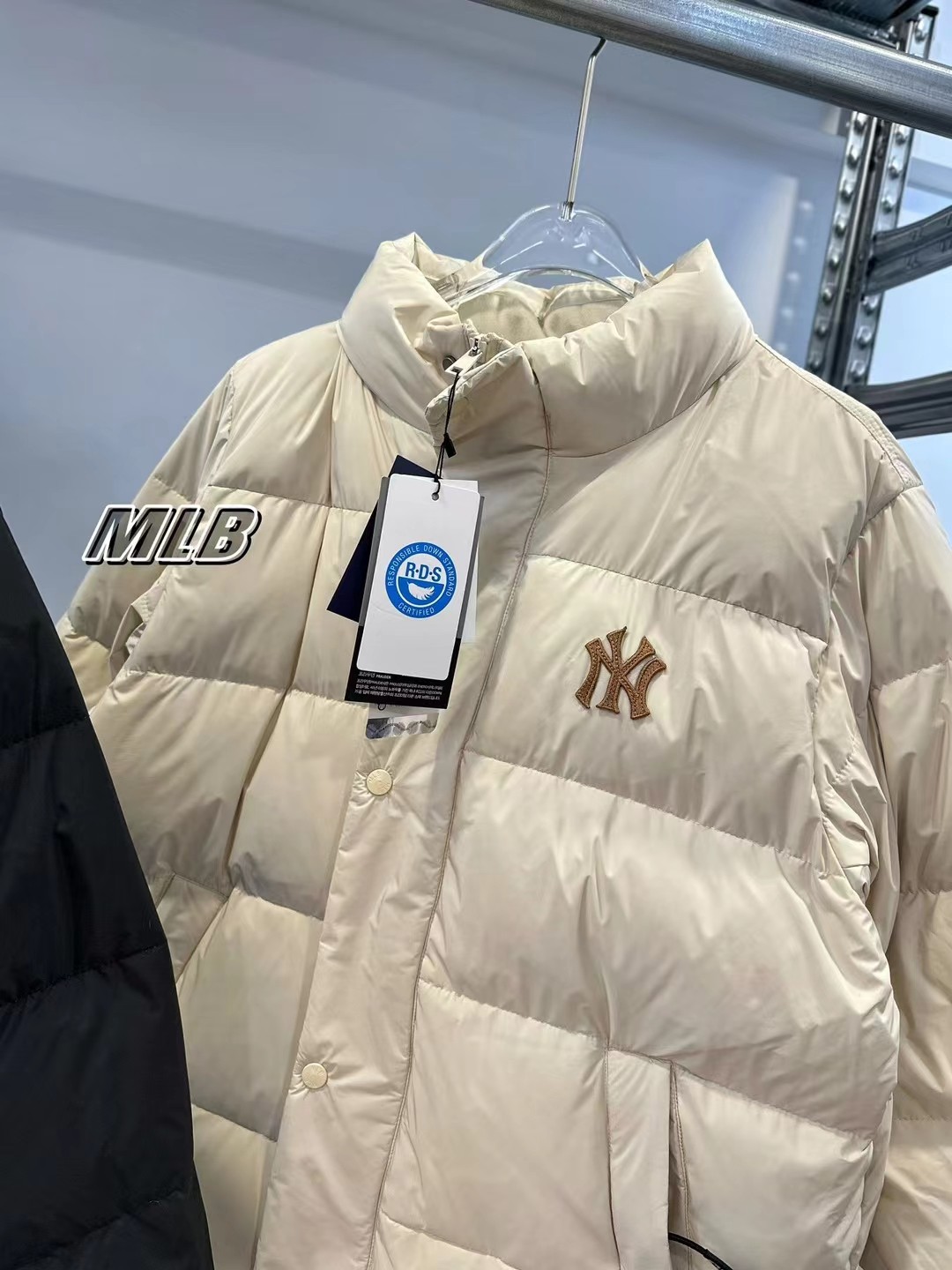 🌟供💰500
【MLB 纽约洋基队纯色运动休闲保暖防风刺绣小logo宽松拉链长袖立领羽绒服 男女同款 】
颜色:黑色/奶油色
尺码:S-M-L-XL
面料采用20D尼丝纺 做了防水贴膜工艺 三层涂层工艺让面料挺而细腻 在寒冷的冬天不会因天气的原因导致面料僵硬 全部拆分样衣 定制定染 区别市场面料透红光版本
里布采用高密度尼龙丝 满印logo压花工艺 和原版完全一致 logo不存在一点凹凸感 光滑平顺
羽绒方面我们做到匠心品质 还原原版 国标80绒 280克的充绒量 好马配好鞍 不存在有异味 有毛杆 有棉花状 区别市场通货版本
4层锁绒工艺 采用双层胆布锁绒 彻底告别钻绒漏绒
按照原版统一测量 针针达到的饱满度绝对会让你眼前一亮
定色定染绒布 从订原布到染色 全部按照本布的颜色去还原正品的品质 东西好不好 你们自己看
刺绣采用日本百灵刺绣 20万针密度是市场最顶的密度 让你真正可以体验到紧而不皱 挺而饱满 颗颗到位 没有一丝勾针断线
拉链1:1还原正品全套细节 拉链头 口袋 内里 袖口均带有logo 拉链头带有织带装饰 织带也都是开模定制logo 总之一句话 完全还原
整件衣服 凡是你可以看到的任何小到汽眼 抽绳 纽扣 点缀 均带有logo
袖口告别传统防风袖口带来的不便 细节不细节您自己说 我们只想用心做 而并不是浑水摸鱼
领子部位内侧 采用了短绒毛 有纹路 不打杆 亲肤不伤皮肤 保暖度更是做到2000+ 敏感肌更不会过敏
S:衣长65袖长82.5胸围120肩宽49【建议80-110斤】
M:衣长68袖长89胸围125肩宽50【建议110-130斤】
L:衣长70袖长91胸围130肩宽52【建议130-150斤】
XL:衣长72袖长93胸围135肩宽54【建议150-170斤】