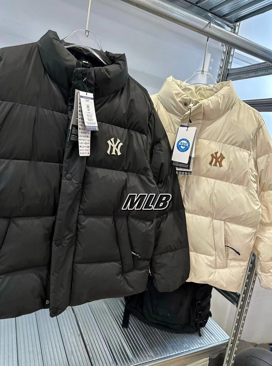 🌟供💰500
【MLB 纽约洋基队纯色运动休闲保暖防风刺绣小logo宽松拉链长袖立领羽绒服 男女同款 】
颜色:黑色/奶油色
尺码:S-M-L-XL
面料采用20D尼丝纺 做了防水贴膜工艺 三层涂层工艺让面料挺而细腻 在寒冷的冬天不会因天气的原因导致面料僵硬 全部拆分样衣 定制定染 区别市场面料透红光版本
里布采用高密度尼龙丝 满印logo压花工艺 和原版完全一致 logo不存在一点凹凸感 光滑平顺
羽绒方面我们做到匠心品质 还原原版 国标80绒 280克的充绒量 好马配好鞍 不存在有异味 有毛杆 有棉花状 区别市场通货版本
4层锁绒工艺 采用双层胆布锁绒 彻底告别钻绒漏绒
按照原版统一测量 针针达到的饱满度绝对会让你眼前一亮
定色定染绒布 从订原布到染色 全部按照本布的颜色去还原正品的品质 东西好不好 你们自己看
刺绣采用日本百灵刺绣 20万针密度是市场最顶的密度 让你真正可以体验到紧而不皱 挺而饱满 颗颗到位 没有一丝勾针断线
拉链1:1还原正品全套细节 拉链头 口袋 内里 袖口均带有logo 拉链头带有织带装饰 织带也都是开模定制logo 总之一句话 完全还原
整件衣服 凡是你可以看到的任何小到汽眼 抽绳 纽扣 点缀 均带有logo
袖口告别传统防风袖口带来的不便 细节不细节您自己说 我们只想用心做 而并不是浑水摸鱼
领子部位内侧 采用了短绒毛 有纹路 不打杆 亲肤不伤皮肤 保暖度更是做到2000+ 敏感肌更不会过敏
S:衣长65袖长82.5胸围120肩宽49【建议80-110斤】
M:衣长68袖长89胸围125肩宽50【建议110-130斤】
L:衣长70袖长91胸围130肩宽52【建议130-150斤】
XL:衣长72袖长93胸围135肩宽54【建议150-170斤】