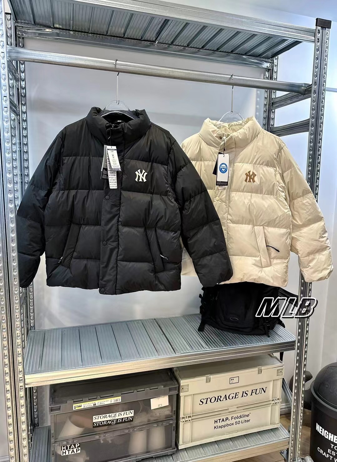🌟供💰500
【MLB 纽约洋基队纯色运动休闲保暖防风刺绣小logo宽松拉链长袖立领羽绒服 男女同款 】
颜色:黑色/奶油色
尺码:S-M-L-XL
面料采用20D尼丝纺 做了防水贴膜工艺 三层涂层工艺让面料挺而细腻 在寒冷的冬天不会因天气的原因导致面料僵硬 全部拆分样衣 定制定染 区别市场面料透红光版本
里布采用高密度尼龙丝 满印logo压花工艺 和原版完全一致 logo不存在一点凹凸感 光滑平顺
羽绒方面我们做到匠心品质 还原原版 国标80绒 280克的充绒量 好马配好鞍 不存在有异味 有毛杆 有棉花状 区别市场通货版本
4层锁绒工艺 采用双层胆布锁绒 彻底告别钻绒漏绒
按照原版统一测量 针针达到的饱满度绝对会让你眼前一亮
定色定染绒布 从订原布到染色 全部按照本布的颜色去还原正品的品质 东西好不好 你们自己看
刺绣采用日本百灵刺绣 20万针密度是市场最顶的密度 让你真正可以体验到紧而不皱 挺而饱满 颗颗到位 没有一丝勾针断线
拉链1:1还原正品全套细节 拉链头 口袋 内里 袖口均带有logo 拉链头带有织带装饰 织带也都是开模定制logo 总之一句话 完全还原
整件衣服 凡是你可以看到的任何小到汽眼 抽绳 纽扣 点缀 均带有logo
袖口告别传统防风袖口带来的不便 细节不细节您自己说 我们只想用心做 而并不是浑水摸鱼
领子部位内侧 采用了短绒毛 有纹路 不打杆 亲肤不伤皮肤 保暖度更是做到2000+ 敏感肌更不会过敏
S:衣长65袖长82.5胸围120肩宽49【建议80-110斤】
M:衣长68袖长89胸围125肩宽50【建议110-130斤】
L:衣长70袖长91胸围130肩宽52【建议130-150斤】
XL:衣长72袖长93胸围135肩宽54【建议150-170斤】