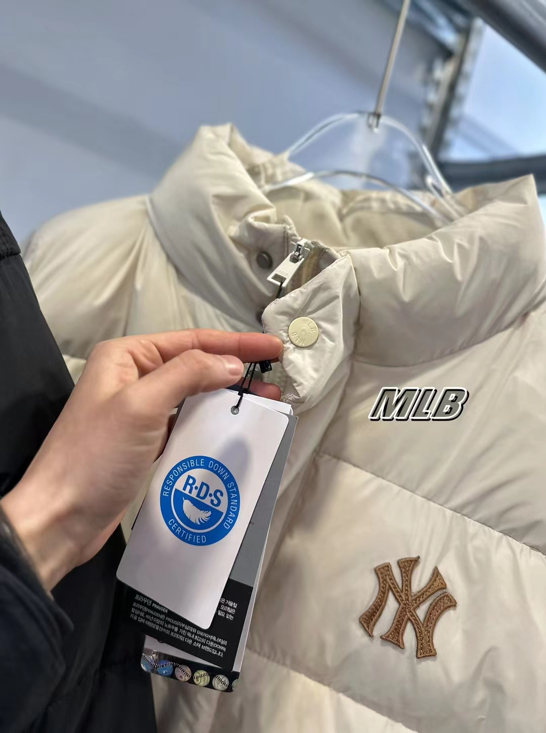 🌟供💰500
【MLB 纽约洋基队纯色运动休闲保暖防风刺绣小logo宽松拉链长袖立领羽绒服 男女同款 】
颜色:黑色/奶油色
尺码:S-M-L-XL
面料采用20D尼丝纺 做了防水贴膜工艺 三层涂层工艺让面料挺而细腻 在寒冷的冬天不会因天气的原因导致面料僵硬 全部拆分样衣 定制定染 区别市场面料透红光版本
里布采用高密度尼龙丝 满印logo压花工艺 和原版完全一致 logo不存在一点凹凸感 光滑平顺
羽绒方面我们做到匠心品质 还原原版 国标80绒 280克的充绒量 好马配好鞍 不存在有异味 有毛杆 有棉花状 区别市场通货版本
4层锁绒工艺 采用双层胆布锁绒 彻底告别钻绒漏绒
按照原版统一测量 针针达到的饱满度绝对会让你眼前一亮
定色定染绒布 从订原布到染色 全部按照本布的颜色去还原正品的品质 东西好不好 你们自己看
刺绣采用日本百灵刺绣 20万针密度是市场最顶的密度 让你真正可以体验到紧而不皱 挺而饱满 颗颗到位 没有一丝勾针断线
拉链1:1还原正品全套细节 拉链头 口袋 内里 袖口均带有logo 拉链头带有织带装饰 织带也都是开模定制logo 总之一句话 完全还原
整件衣服 凡是你可以看到的任何小到汽眼 抽绳 纽扣 点缀 均带有logo
袖口告别传统防风袖口带来的不便 细节不细节您自己说 我们只想用心做 而并不是浑水摸鱼
领子部位内侧 采用了短绒毛 有纹路 不打杆 亲肤不伤皮肤 保暖度更是做到2000+ 敏感肌更不会过敏
S:衣长65袖长82.5胸围120肩宽49【建议80-110斤】
M:衣长68袖长89胸围125肩宽50【建议110-130斤】
L:衣长70袖长91胸围130肩宽52【建议130-150斤】
XL:衣长72袖长93胸围135肩宽54【建议150-170斤】