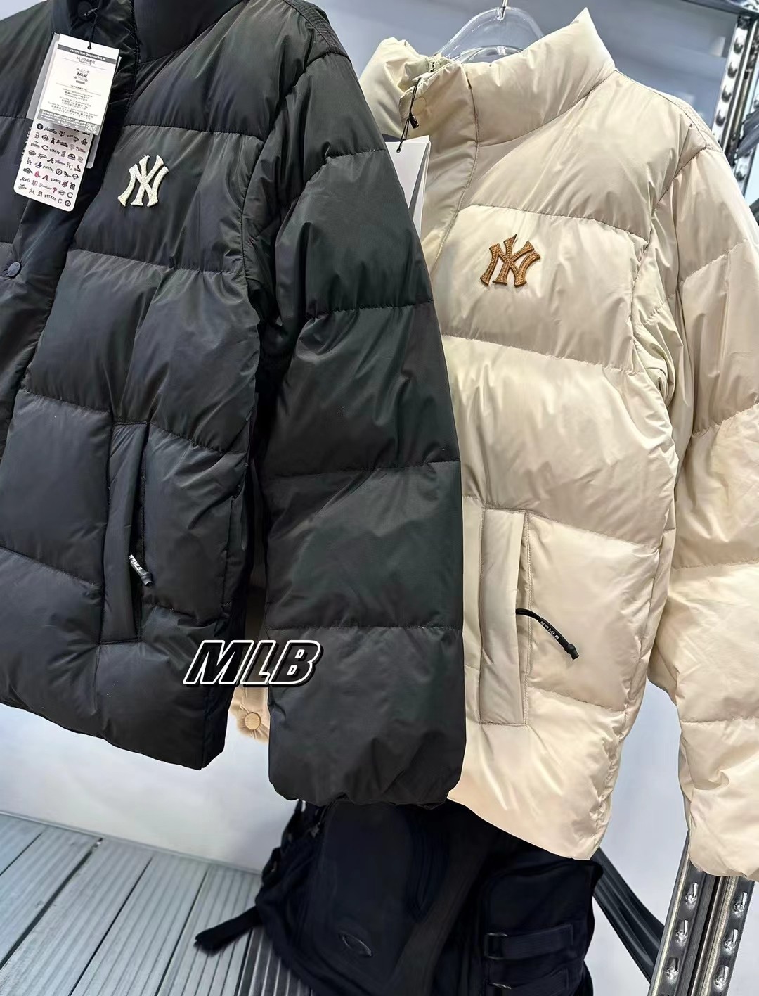 🌟供💰500
【MLB 纽约洋基队纯色运动休闲保暖防风刺绣小logo宽松拉链长袖立领羽绒服 男女同款 】
颜色:黑色/奶油色
尺码:S-M-L-XL
面料采用20D尼丝纺 做了防水贴膜工艺 三层涂层工艺让面料挺而细腻 在寒冷的冬天不会因天气的原因导致面料僵硬 全部拆分样衣 定制定染 区别市场面料透红光版本
里布采用高密度尼龙丝 满印logo压花工艺 和原版完全一致 logo不存在一点凹凸感 光滑平顺
羽绒方面我们做到匠心品质 还原原版 国标80绒 280克的充绒量 好马配好鞍 不存在有异味 有毛杆 有棉花状 区别市场通货版本
4层锁绒工艺 采用双层胆布锁绒 彻底告别钻绒漏绒
按照原版统一测量 针针达到的饱满度绝对会让你眼前一亮
定色定染绒布 从订原布到染色 全部按照本布的颜色去还原正品的品质 东西好不好 你们自己看
刺绣采用日本百灵刺绣 20万针密度是市场最顶的密度 让你真正可以体验到紧而不皱 挺而饱满 颗颗到位 没有一丝勾针断线
拉链1:1还原正品全套细节 拉链头 口袋 内里 袖口均带有logo 拉链头带有织带装饰 织带也都是开模定制logo 总之一句话 完全还原
整件衣服 凡是你可以看到的任何小到汽眼 抽绳 纽扣 点缀 均带有logo
袖口告别传统防风袖口带来的不便 细节不细节您自己说 我们只想用心做 而并不是浑水摸鱼
领子部位内侧 采用了短绒毛 有纹路 不打杆 亲肤不伤皮肤 保暖度更是做到2000+ 敏感肌更不会过敏
S:衣长65袖长82.5胸围120肩宽49【建议80-110斤】
M:衣长68袖长89胸围125肩宽50【建议110-130斤】
L:衣长70袖长91胸围130肩宽52【建议130-150斤】
XL:衣长72袖长93胸围135肩宽54【建议150-170斤】