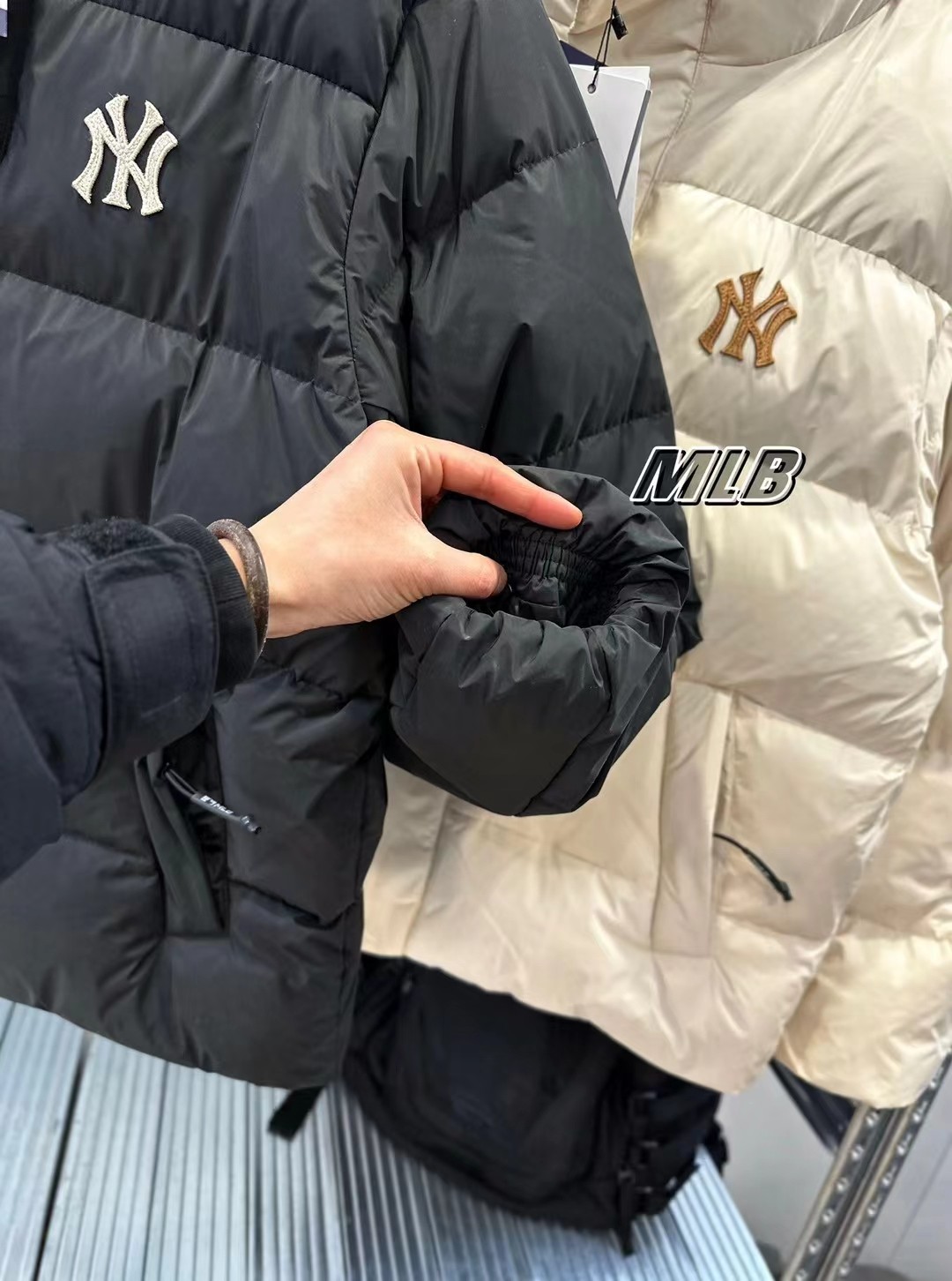 🌟供💰500
【MLB 纽约洋基队纯色运动休闲保暖防风刺绣小logo宽松拉链长袖立领羽绒服 男女同款 】
颜色:黑色/奶油色
尺码:S-M-L-XL
面料采用20D尼丝纺 做了防水贴膜工艺 三层涂层工艺让面料挺而细腻 在寒冷的冬天不会因天气的原因导致面料僵硬 全部拆分样衣 定制定染 区别市场面料透红光版本
里布采用高密度尼龙丝 满印logo压花工艺 和原版完全一致 logo不存在一点凹凸感 光滑平顺
羽绒方面我们做到匠心品质 还原原版 国标80绒 280克的充绒量 好马配好鞍 不存在有异味 有毛杆 有棉花状 区别市场通货版本
4层锁绒工艺 采用双层胆布锁绒 彻底告别钻绒漏绒
按照原版统一测量 针针达到的饱满度绝对会让你眼前一亮
定色定染绒布 从订原布到染色 全部按照本布的颜色去还原正品的品质 东西好不好 你们自己看
刺绣采用日本百灵刺绣 20万针密度是市场最顶的密度 让你真正可以体验到紧而不皱 挺而饱满 颗颗到位 没有一丝勾针断线
拉链1:1还原正品全套细节 拉链头 口袋 内里 袖口均带有logo 拉链头带有织带装饰 织带也都是开模定制logo 总之一句话 完全还原
整件衣服 凡是你可以看到的任何小到汽眼 抽绳 纽扣 点缀 均带有logo
袖口告别传统防风袖口带来的不便 细节不细节您自己说 我们只想用心做 而并不是浑水摸鱼
领子部位内侧 采用了短绒毛 有纹路 不打杆 亲肤不伤皮肤 保暖度更是做到2000+ 敏感肌更不会过敏
S:衣长65袖长82.5胸围120肩宽49【建议80-110斤】
M:衣长68袖长89胸围125肩宽50【建议110-130斤】
L:衣长70袖长91胸围130肩宽52【建议130-150斤】
XL:衣长72袖长93胸围135肩宽54【建议150-170斤】