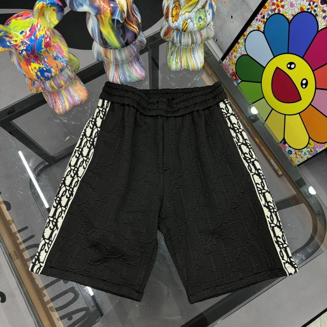 【迪奥满印短裤】售价:50💰万针刺绣短裤特价🉐新款织带满印logo情侣款短裤原版定制面料，网红明星同款高密度特殊面料，定制满印logo面料搭配两侧logo织带设计，很高档、很有范儿！面料手感非常舒服  超级百搭好看的一款短裤！男女同款 👫人手必备款      
颜色：满印
尺码M-5XL
M（穿80-110斤）
L （穿110-125斤）
XL（穿125-140斤）
2XL（穿140-155斤）
3XL（穿155-170斤）
4XL（穿170-185斤）
5XL（穿185-200斤）