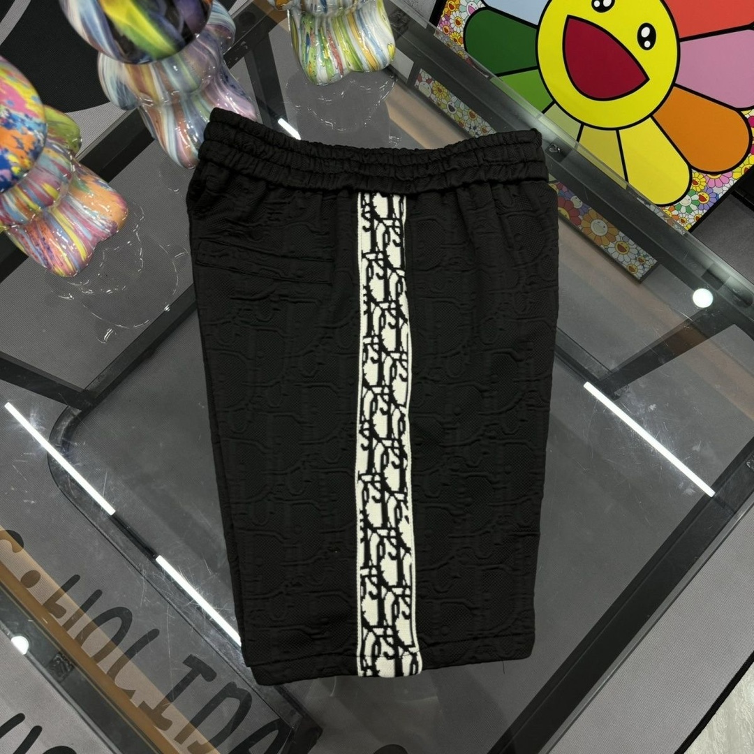 【迪奥满印短裤】售价:50💰万针刺绣短裤特价🉐新款织带满印logo情侣款短裤原版定制面料，网红明星同款高密度特殊面料，定制满印logo面料搭配两侧logo织带设计，很高档、很有范儿！面料手感非常舒服  超级百搭好看的一款短裤！男女同款 👫人手必备款      
颜色：满印
尺码M-5XL
M（穿80-110斤）
L （穿110-125斤）
XL（穿125-140斤）
2XL（穿140-155斤）
3XL（穿155-170斤）
4XL（穿170-185斤）
5XL（穿185-200斤）