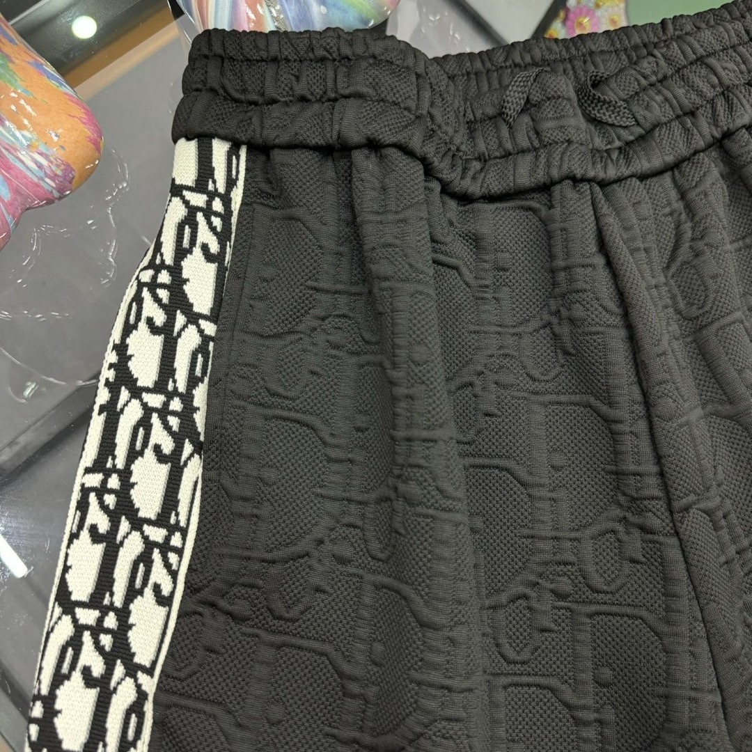 【迪奥满印短裤】售价:50💰万针刺绣短裤特价🉐新款织带满印logo情侣款短裤原版定制面料，网红明星同款高密度特殊面料，定制满印logo面料搭配两侧logo织带设计，很高档、很有范儿！面料手感非常舒服  超级百搭好看的一款短裤！男女同款 👫人手必备款      
颜色：满印
尺码M-5XL
M（穿80-110斤）
L （穿110-125斤）
XL（穿125-140斤）
2XL（穿140-155斤）
3XL（穿155-170斤）
4XL（穿170-185斤）
5XL（穿185-200斤）