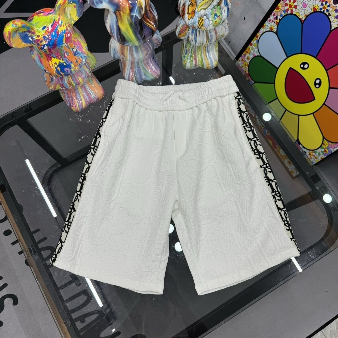 【迪奥满印短裤】售价:50💰万针刺绣短裤特价🉐新款织带满印logo情侣款短裤原版定制面料，网红明星同款高密度特殊面料，定制满印logo面料搭配两侧logo织带设计，很高档、很有范儿！面料手感非常舒服  超级百搭好看的一款短裤！男女同款 👫人手必备款      
颜色：满印
尺码M-5XL
M（穿80-110斤）
L （穿110-125斤）
XL（穿125-140斤）
2XL（穿140-155斤）
3XL（穿155-170斤）
4XL（穿170-185斤）
5XL（穿185-200斤）