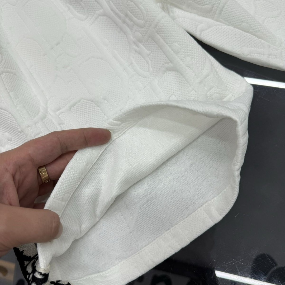 【迪奥满印短裤】售价:50💰万针刺绣短裤特价🉐新款织带满印logo情侣款短裤原版定制面料，网红明星同款高密度特殊面料，定制满印logo面料搭配两侧logo织带设计，很高档、很有范儿！面料手感非常舒服  超级百搭好看的一款短裤！男女同款 👫人手必备款      
颜色：满印
尺码M-5XL
M（穿80-110斤）
L （穿110-125斤）
XL（穿125-140斤）
2XL（穿140-155斤）
3XL（穿155-170斤）
4XL（穿170-185斤）
5XL（穿185-200斤）