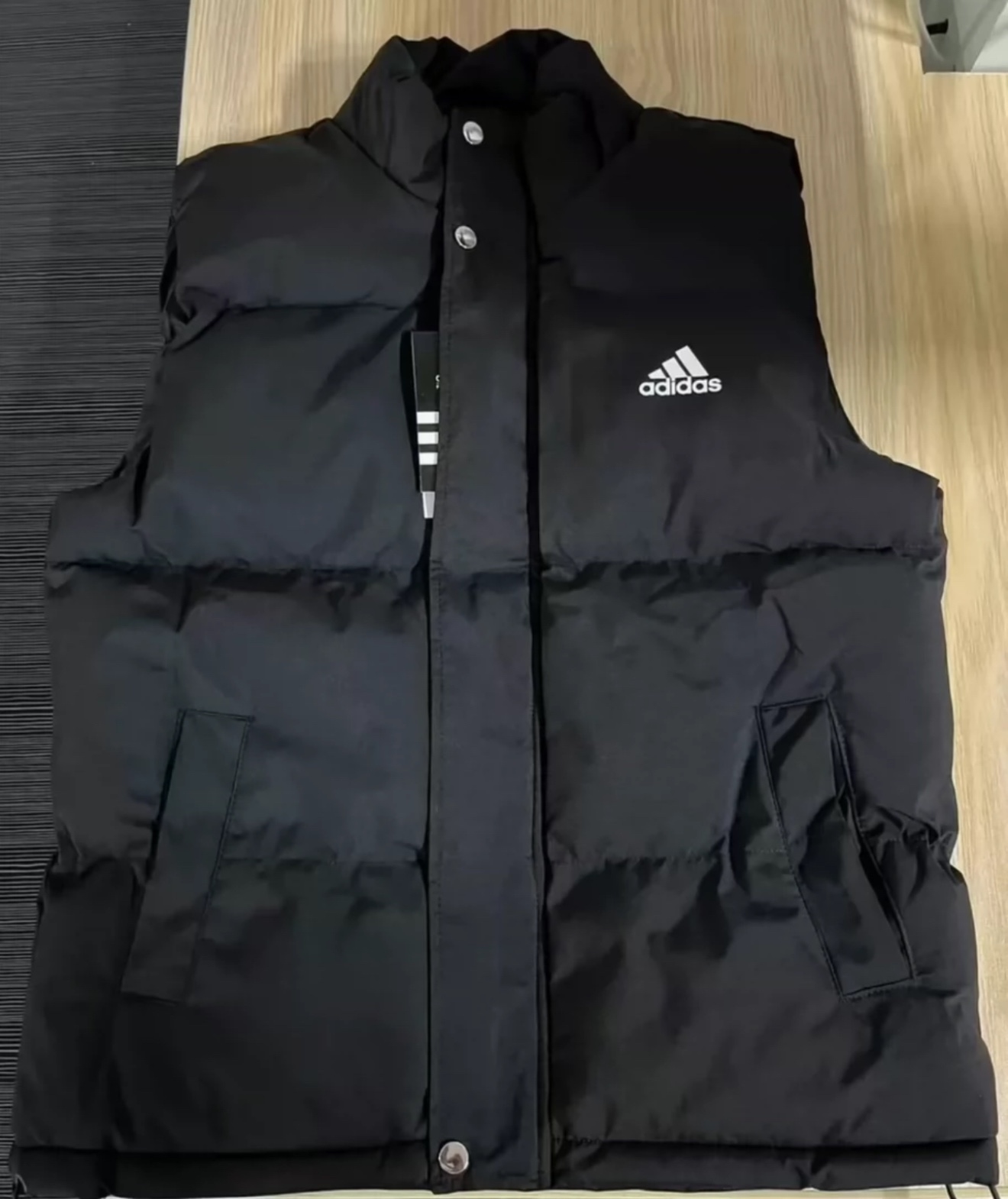供货价:55💰『官网羽绒棉马甲』百搭不腻版,满足各种身材中空棉,原包装+原吊牌  
三叶草三色☯️填充物充实高版本adidas/阿迪三角标logo棉马甲 暖冬，手塞棉的温柔拥抱
【品牌】:adidas
【尺码】: M-5xl
【颜色】: 黑色，米白色，藏蓝色
【面料】:  尼龙 ，
M肩宽41胸围106 衣长63（60-80斤）
L肩宽43胸围110衣长65（80-100斤）
xl肩宽45胸围114衣长67（100-120）
2xl肩宽47胸围118衣长69（120-140）
3xl肩宽49胸围122衣长71（140-160）
4xl肩宽51胸围126衣长73（160-180）
5xl肩宽53胸围130衣长75（180-200）