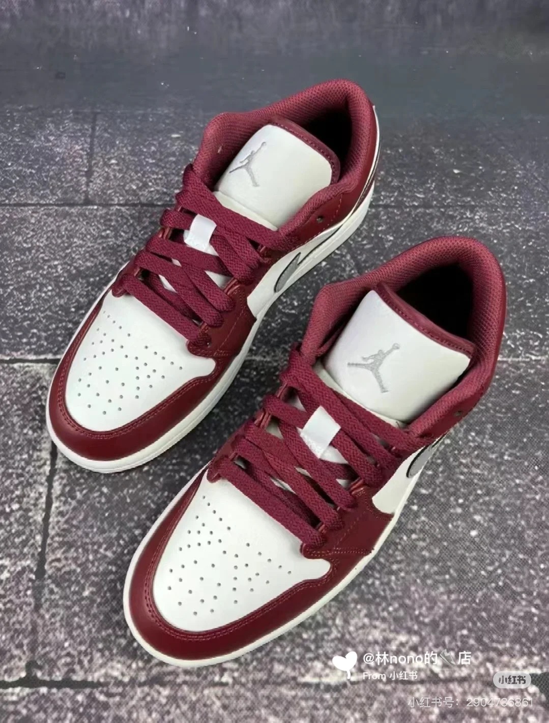 售价:43💰AJ1波尔多红❇️潮流防滑耐磨轻便低帮复古篮球鞋黑红运动休闲经典板鞋关于品质正品保证，澳门专柜代购，正品专柜原包装，吊牌防伪扣都有的，保证全新没有穿过的，做工细节嘎嘎板正。
siz：36-45