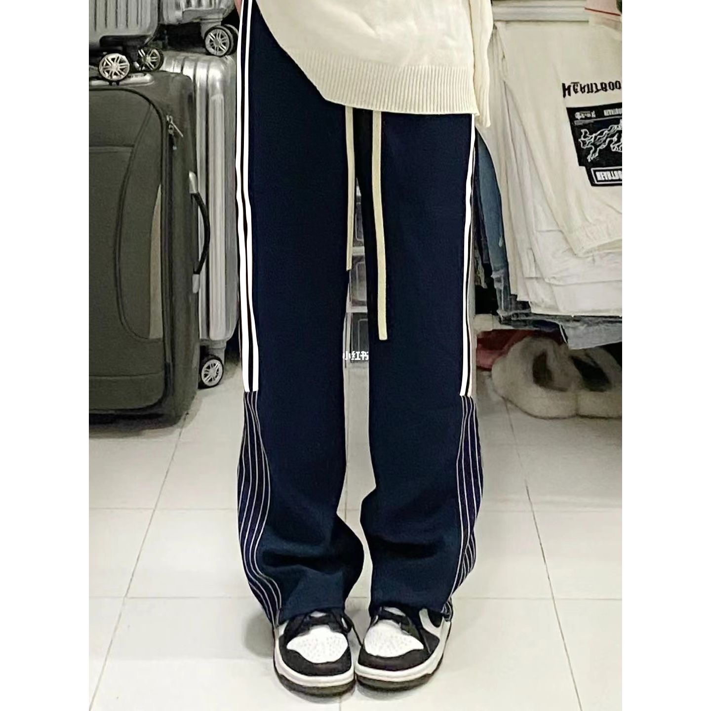 售价:25💰卫裤分类篇(升级高克重+5)美式复古条纹运动卫裤女秋冬宽松潮ins学院风直筒百搭休闲阔腿裤M-2XL 