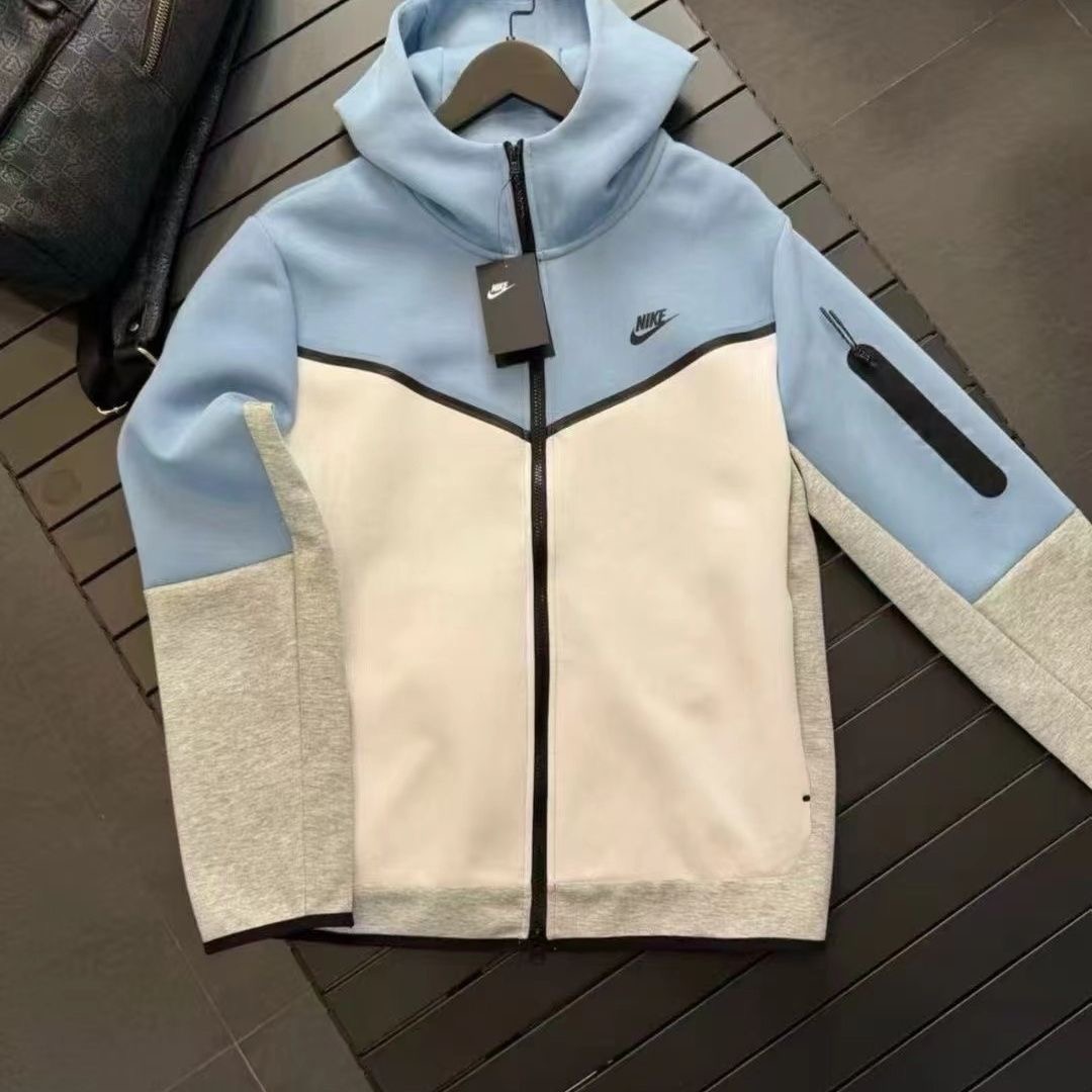 「匠心品质M8」售价:105💰登山户外版❇️防风防水立领夹克外套 区别市场通货 胸前重工经典logo//软壳外套的版型设计经过精心考量，既贴合人体曲线，又给予身体充分的活动空间，无论是日常出行还是户外运动，都能让您行动自如。而且，多种时尚颜色可供选择，满足您不同的审美需求。专业的户外三防软壳材质，致密梭织哑光肌理，防泼、抗风、耐脏、抗皱。里面有一层透气孔面料！厚实并且亲肤性很好 我们的冲锋衣外套，采用先进的科技面料，兼具卓越的功能性与时尚的外观设计。其出色的防风性能，能有效阻挡寒风侵袭，为您带来温暖的呵护。同时，良好的防水特性，让您在面对小雨等潮湿天气时也能从容不迫。 注重细节，在这款冲锋衣上也不遗余力。精致的拉链、牢固的缝线、使用的隐形口袋设计，每一个细节都彰显着品质与用心 此款外套非常百搭，日常上班 户外运动都可以穿着，所以无论您平时穿或者户外穿都是您的最佳选择
尺码 :：M-4XL 
M（穿80-110斤）
L （穿110-125斤）
XL（穿125-140斤）
2XL（穿140-155斤）
3XL（穿155-170斤）
4XL（穿170-185斤）