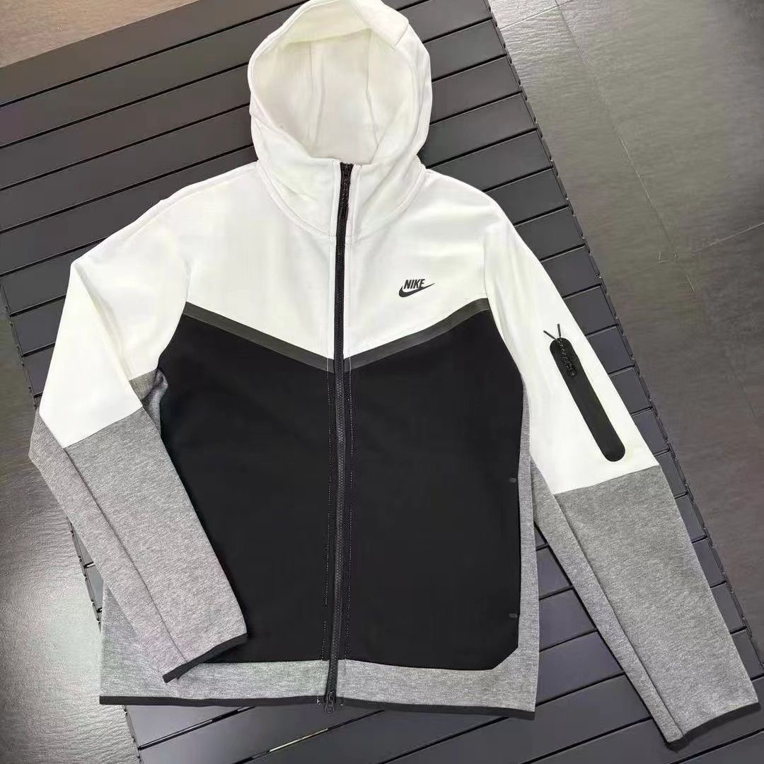 「匠心品质M8」售价:105💰登山户外版❇️防风防水立领夹克外套 区别市场通货 胸前重工经典logo//软壳外套的版型设计经过精心考量，既贴合人体曲线，又给予身体充分的活动空间，无论是日常出行还是户外运动，都能让您行动自如。而且，多种时尚颜色可供选择，满足您不同的审美需求。专业的户外三防软壳材质，致密梭织哑光肌理，防泼、抗风、耐脏、抗皱。里面有一层透气孔面料！厚实并且亲肤性很好 我们的冲锋衣外套，采用先进的科技面料，兼具卓越的功能性与时尚的外观设计。其出色的防风性能，能有效阻挡寒风侵袭，为您带来温暖的呵护。同时，良好的防水特性，让您在面对小雨等潮湿天气时也能从容不迫。 注重细节，在这款冲锋衣上也不遗余力。精致的拉链、牢固的缝线、使用的隐形口袋设计，每一个细节都彰显着品质与用心 此款外套非常百搭，日常上班 户外运动都可以穿着，所以无论您平时穿或者户外穿都是您的最佳选择
尺码 :：M-4XL 
M（穿80-110斤）
L （穿110-125斤）
XL（穿125-140斤）
2XL（穿140-155斤）
3XL（穿155-170斤）
4XL（穿170-185斤）