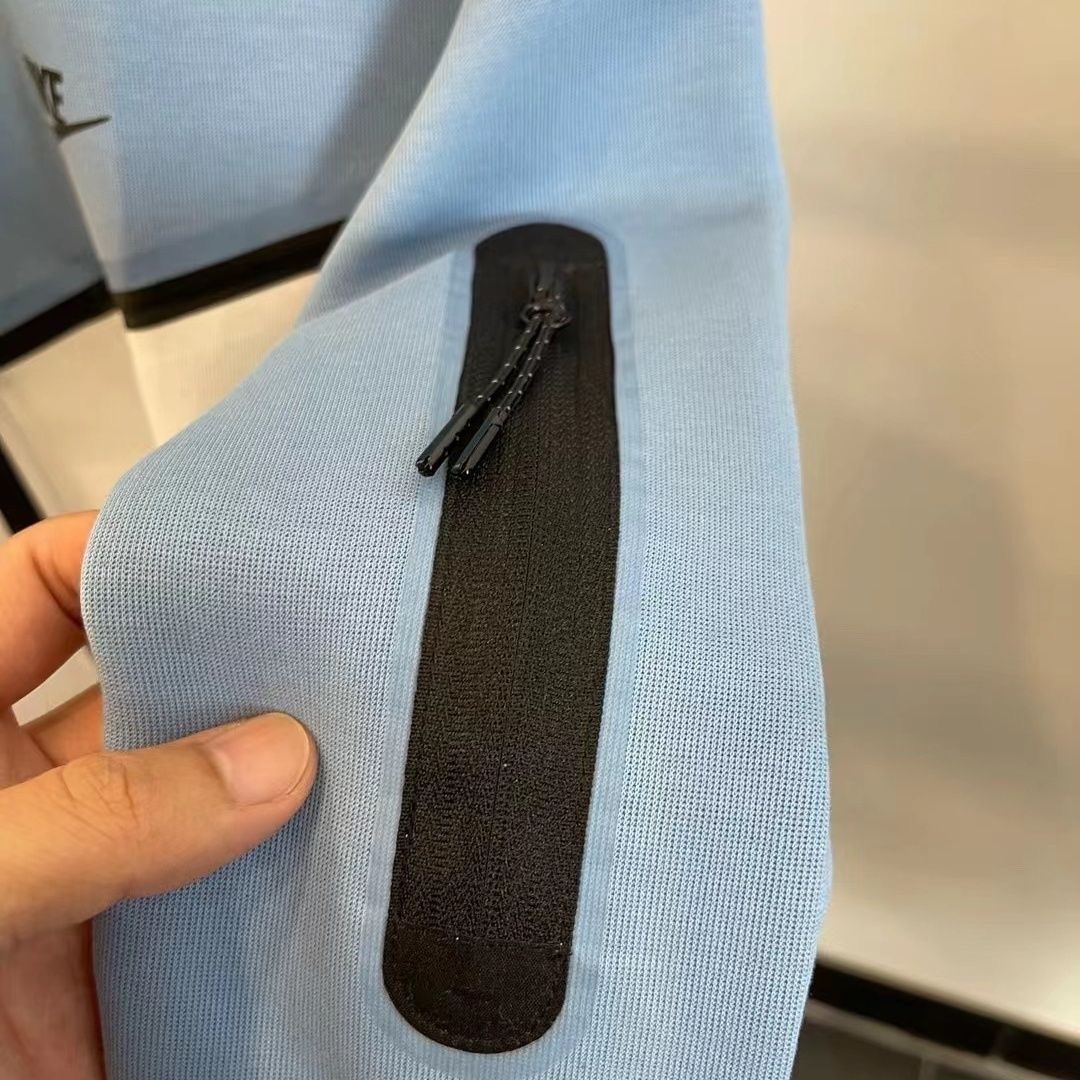「匠心品质M8」售价:105💰登山户外版❇️防风防水立领夹克外套 区别市场通货 胸前重工经典logo//软壳外套的版型设计经过精心考量，既贴合人体曲线，又给予身体充分的活动空间，无论是日常出行还是户外运动，都能让您行动自如。而且，多种时尚颜色可供选择，满足您不同的审美需求。专业的户外三防软壳材质，致密梭织哑光肌理，防泼、抗风、耐脏、抗皱。里面有一层透气孔面料！厚实并且亲肤性很好 我们的冲锋衣外套，采用先进的科技面料，兼具卓越的功能性与时尚的外观设计。其出色的防风性能，能有效阻挡寒风侵袭，为您带来温暖的呵护。同时，良好的防水特性，让您在面对小雨等潮湿天气时也能从容不迫。 注重细节，在这款冲锋衣上也不遗余力。精致的拉链、牢固的缝线、使用的隐形口袋设计，每一个细节都彰显着品质与用心 此款外套非常百搭，日常上班 户外运动都可以穿着，所以无论您平时穿或者户外穿都是您的最佳选择
尺码 :：M-4XL 
M（穿80-110斤）
L （穿110-125斤）
XL（穿125-140斤）
2XL（穿140-155斤）
3XL（穿155-170斤）
4XL（穿170-185斤）