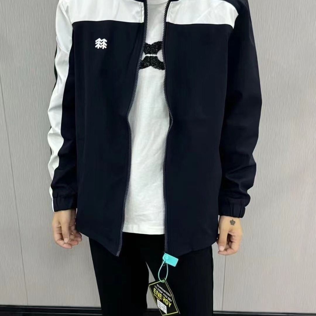 「匠心品质M8」售价:105💰登山户外版❇️防风防水立领夹克外套 区别市场通货 胸前重工经典logo//软壳外套的版型设计经过精心考量,既贴合人体曲线,又给予身体充分的活动空间,无论是日常出行还是户外运动,都能让您行动自如。而且,多种时尚颜色可供选择,满足您不同的审美需求。专业的户外三防软壳材质,致密梭织哑光肌理,防泼、抗风、耐脏、抗皱。里面有一层透气孔面料!厚实并且亲肤性很好 我们的冲锋衣外套,采用先进的科技面料,兼具卓越的功能性与时尚的外观设计。其出色的防风性能,能有效阻挡寒风侵袭,为您带来温暖的呵护。同时,良好的防水特性,让您在面对小雨等潮湿天气时也能从容不迫。 注重细节,在这款冲锋衣上也不遗余力。精致的拉链、牢固的缝线、使用的隐形口袋设计,每一个细节都彰显着品质与用心 此款外套非常百搭,日常上班 户外运动都可以穿着,所以无论您平时穿或者户外穿都是您的最佳选择
尺码 ::M-4XL
M(穿80-110斤)
L (穿110-125斤)
XL(穿125-140斤)
2XL(穿140-155斤)
3XL(穿155-170斤)
4XL(穿170-185斤)