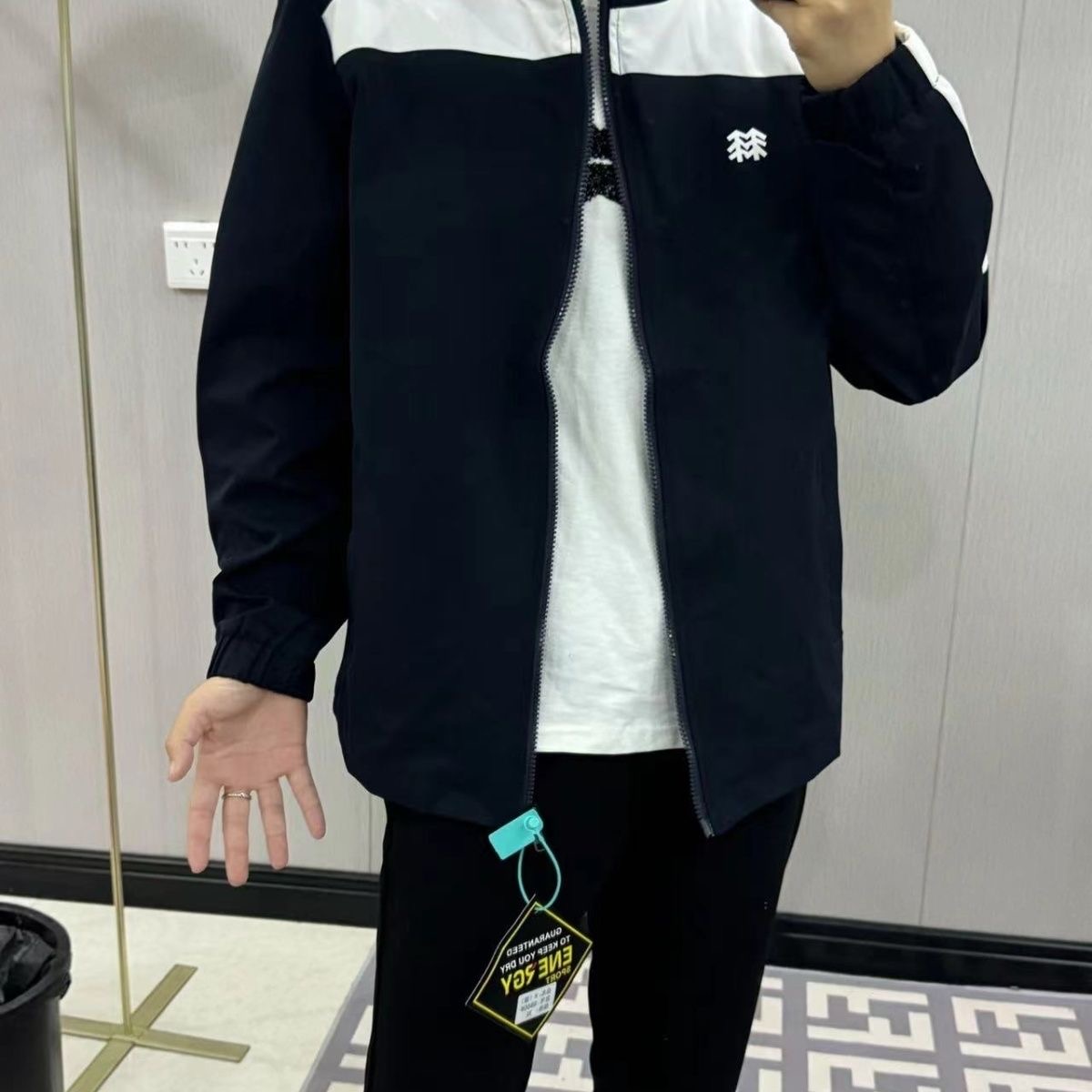 「匠心品质M8」售价:105💰登山户外版❇️防风防水立领夹克外套 区别市场通货 胸前重工经典logo//软壳外套的版型设计经过精心考量,既贴合人体曲线,又给予身体充分的活动空间,无论是日常出行还是户外运动,都能让您行动自如。而且,多种时尚颜色可供选择,满足您不同的审美需求。专业的户外三防软壳材质,致密梭织哑光肌理,防泼、抗风、耐脏、抗皱。里面有一层透气孔面料!厚实并且亲肤性很好 我们的冲锋衣外套,采用先进的科技面料,兼具卓越的功能性与时尚的外观设计。其出色的防风性能,能有效阻挡寒风侵袭,为您带来温暖的呵护。同时,良好的防水特性,让您在面对小雨等潮湿天气时也能从容不迫。 注重细节,在这款冲锋衣上也不遗余力。精致的拉链、牢固的缝线、使用的隐形口袋设计,每一个细节都彰显着品质与用心 此款外套非常百搭,日常上班 户外运动都可以穿着,所以无论您平时穿或者户外穿都是您的最佳选择
尺码 ::M-4XL
M(穿80-110斤)
L (穿110-125斤)
XL(穿125-140斤)
2XL(穿140-155斤)
3XL(穿155-170斤)
4XL(穿170-185斤)