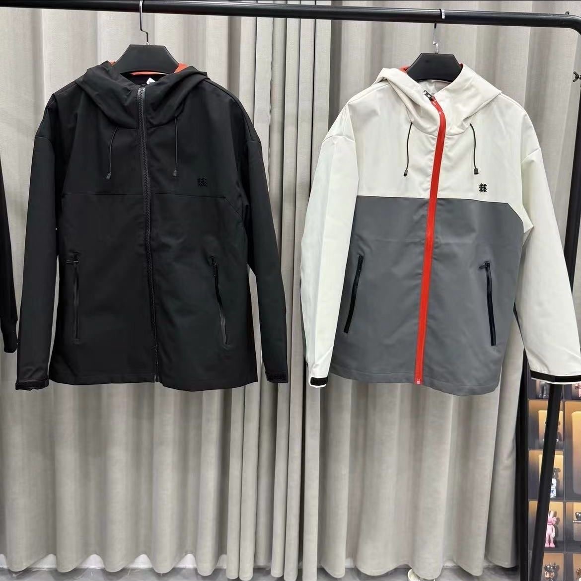 「匠心品质M8」售价:105💰登山户外版❇️防风防水立领夹克外套 区别市场通货 胸前重工经典logo//软壳外套的版型设计经过精心考量,既贴合人体曲线,又给予身体充分的活动空间,无论是日常出行还是户外运动,都能让您行动自如。而且,多种时尚颜色可供选择,满足您不同的审美需求。专业的户外三防软壳材质,致密梭织哑光肌理,防泼、抗风、耐脏、抗皱。里面有一层透气孔面料!厚实并且亲肤性很好 我们的冲锋衣外套,采用先进的科技面料,兼具卓越的功能性与时尚的外观设计。其出色的防风性能,能有效阻挡寒风侵袭,为您带来温暖的呵护。同时,良好的防水特性,让您在面对小雨等潮湿天气时也能从容不迫。 注重细节,在这款冲锋衣上也不遗余力。精致的拉链、牢固的缝线、使用的隐形口袋设计,每一个细节都彰显着品质与用心 此款外套非常百搭,日常上班 户外运动都可以穿着,所以无论您平时穿或者户外穿都是您的最佳选择
尺码 ::M-4XL
M(穿80-110斤)
L (穿110-125斤)
XL(穿125-140斤)
2XL(穿140-155斤)
3XL(穿155-170斤)
4XL(穿170-185斤)
