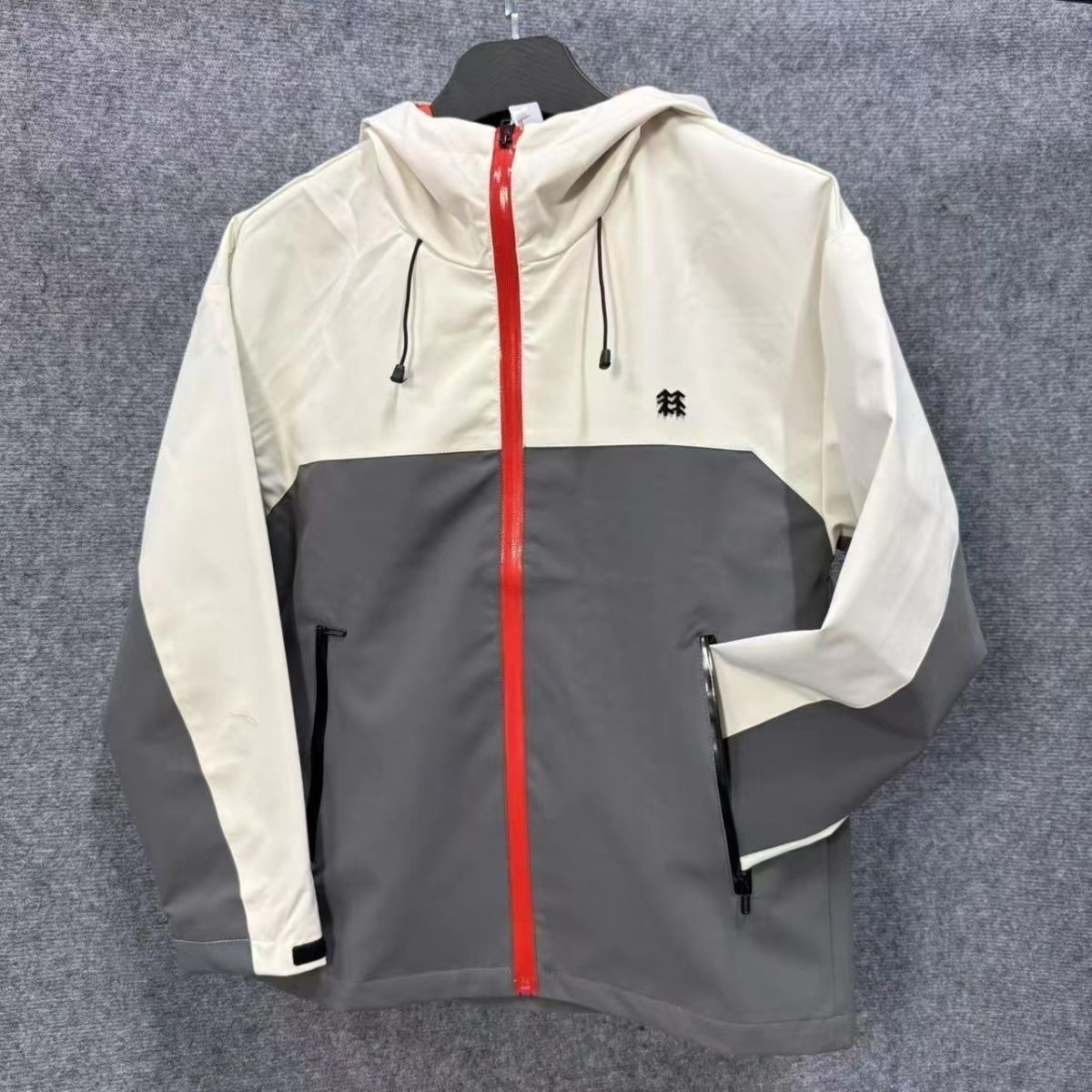 「匠心品质M8」售价:105💰登山户外版❇️防风防水立领夹克外套 区别市场通货 胸前重工经典logo//软壳外套的版型设计经过精心考量,既贴合人体曲线,又给予身体充分的活动空间,无论是日常出行还是户外运动,都能让您行动自如。而且,多种时尚颜色可供选择,满足您不同的审美需求。专业的户外三防软壳材质,致密梭织哑光肌理,防泼、抗风、耐脏、抗皱。里面有一层透气孔面料!厚实并且亲肤性很好 我们的冲锋衣外套,采用先进的科技面料,兼具卓越的功能性与时尚的外观设计。其出色的防风性能,能有效阻挡寒风侵袭,为您带来温暖的呵护。同时,良好的防水特性,让您在面对小雨等潮湿天气时也能从容不迫。 注重细节,在这款冲锋衣上也不遗余力。精致的拉链、牢固的缝线、使用的隐形口袋设计,每一个细节都彰显着品质与用心 此款外套非常百搭,日常上班 户外运动都可以穿着,所以无论您平时穿或者户外穿都是您的最佳选择
尺码 ::M-4XL
M(穿80-110斤)
L (穿110-125斤)
XL(穿125-140斤)
2XL(穿140-155斤)
3XL(穿155-170斤)
4XL(穿170-185斤)