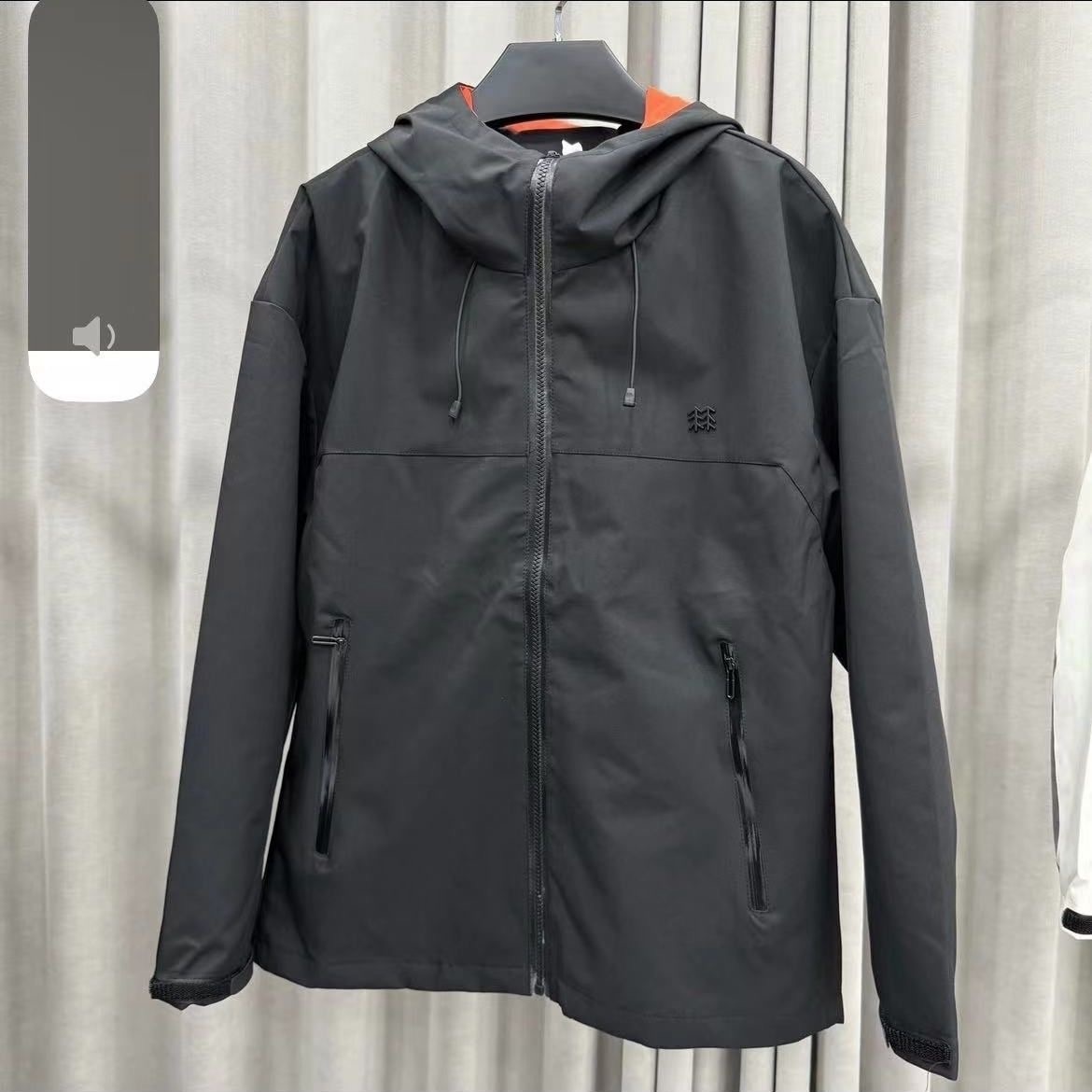 「匠心品质M8」售价:105💰登山户外版❇️防风防水立领夹克外套 区别市场通货 胸前重工经典logo//软壳外套的版型设计经过精心考量,既贴合人体曲线,又给予身体充分的活动空间,无论是日常出行还是户外运动,都能让您行动自如。而且,多种时尚颜色可供选择,满足您不同的审美需求。专业的户外三防软壳材质,致密梭织哑光肌理,防泼、抗风、耐脏、抗皱。里面有一层透气孔面料!厚实并且亲肤性很好 我们的冲锋衣外套,采用先进的科技面料,兼具卓越的功能性与时尚的外观设计。其出色的防风性能,能有效阻挡寒风侵袭,为您带来温暖的呵护。同时,良好的防水特性,让您在面对小雨等潮湿天气时也能从容不迫。 注重细节,在这款冲锋衣上也不遗余力。精致的拉链、牢固的缝线、使用的隐形口袋设计,每一个细节都彰显着品质与用心 此款外套非常百搭,日常上班 户外运动都可以穿着,所以无论您平时穿或者户外穿都是您的最佳选择
尺码 ::M-4XL
M(穿80-110斤)
L (穿110-125斤)
XL(穿125-140斤)
2XL(穿140-155斤)
3XL(穿155-170斤)
4XL(穿170-185斤)