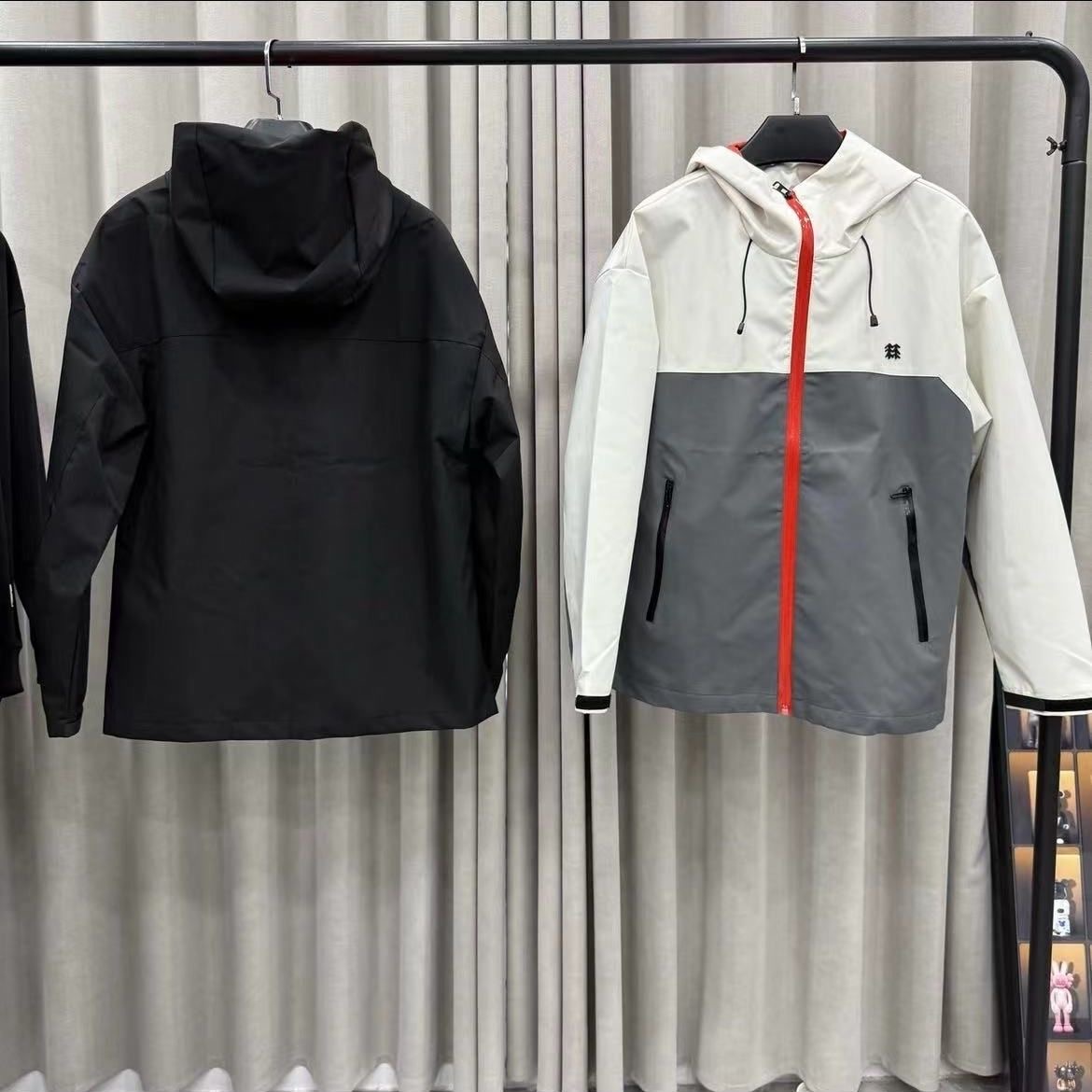 「匠心品质M8」售价:105💰登山户外版❇️防风防水立领夹克外套 区别市场通货 胸前重工经典logo//软壳外套的版型设计经过精心考量,既贴合人体曲线,又给予身体充分的活动空间,无论是日常出行还是户外运动,都能让您行动自如。而且,多种时尚颜色可供选择,满足您不同的审美需求。专业的户外三防软壳材质,致密梭织哑光肌理,防泼、抗风、耐脏、抗皱。里面有一层透气孔面料!厚实并且亲肤性很好 我们的冲锋衣外套,采用先进的科技面料,兼具卓越的功能性与时尚的外观设计。其出色的防风性能,能有效阻挡寒风侵袭,为您带来温暖的呵护。同时,良好的防水特性,让您在面对小雨等潮湿天气时也能从容不迫。 注重细节,在这款冲锋衣上也不遗余力。精致的拉链、牢固的缝线、使用的隐形口袋设计,每一个细节都彰显着品质与用心 此款外套非常百搭,日常上班 户外运动都可以穿着,所以无论您平时穿或者户外穿都是您的最佳选择
尺码 ::M-4XL
M(穿80-110斤)
L (穿110-125斤)
XL(穿125-140斤)
2XL(穿140-155斤)
3XL(穿155-170斤)
4XL(穿170-185斤)