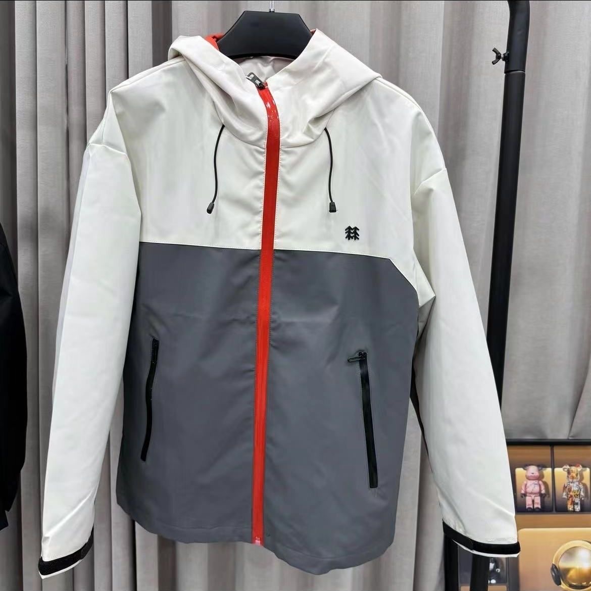 「匠心品质M8」售价:105💰登山户外版❇️防风防水立领夹克外套 区别市场通货 胸前重工经典logo//软壳外套的版型设计经过精心考量,既贴合人体曲线,又给予身体充分的活动空间,无论是日常出行还是户外运动,都能让您行动自如。而且,多种时尚颜色可供选择,满足您不同的审美需求。专业的户外三防软壳材质,致密梭织哑光肌理,防泼、抗风、耐脏、抗皱。里面有一层透气孔面料!厚实并且亲肤性很好 我们的冲锋衣外套,采用先进的科技面料,兼具卓越的功能性与时尚的外观设计。其出色的防风性能,能有效阻挡寒风侵袭,为您带来温暖的呵护。同时,良好的防水特性,让您在面对小雨等潮湿天气时也能从容不迫。 注重细节,在这款冲锋衣上也不遗余力。精致的拉链、牢固的缝线、使用的隐形口袋设计,每一个细节都彰显着品质与用心 此款外套非常百搭,日常上班 户外运动都可以穿着,所以无论您平时穿或者户外穿都是您的最佳选择
尺码 ::M-4XL
M(穿80-110斤)
L (穿110-125斤)
XL(穿125-140斤)
2XL(穿140-155斤)
3XL(穿155-170斤)
4XL(穿170-185斤)