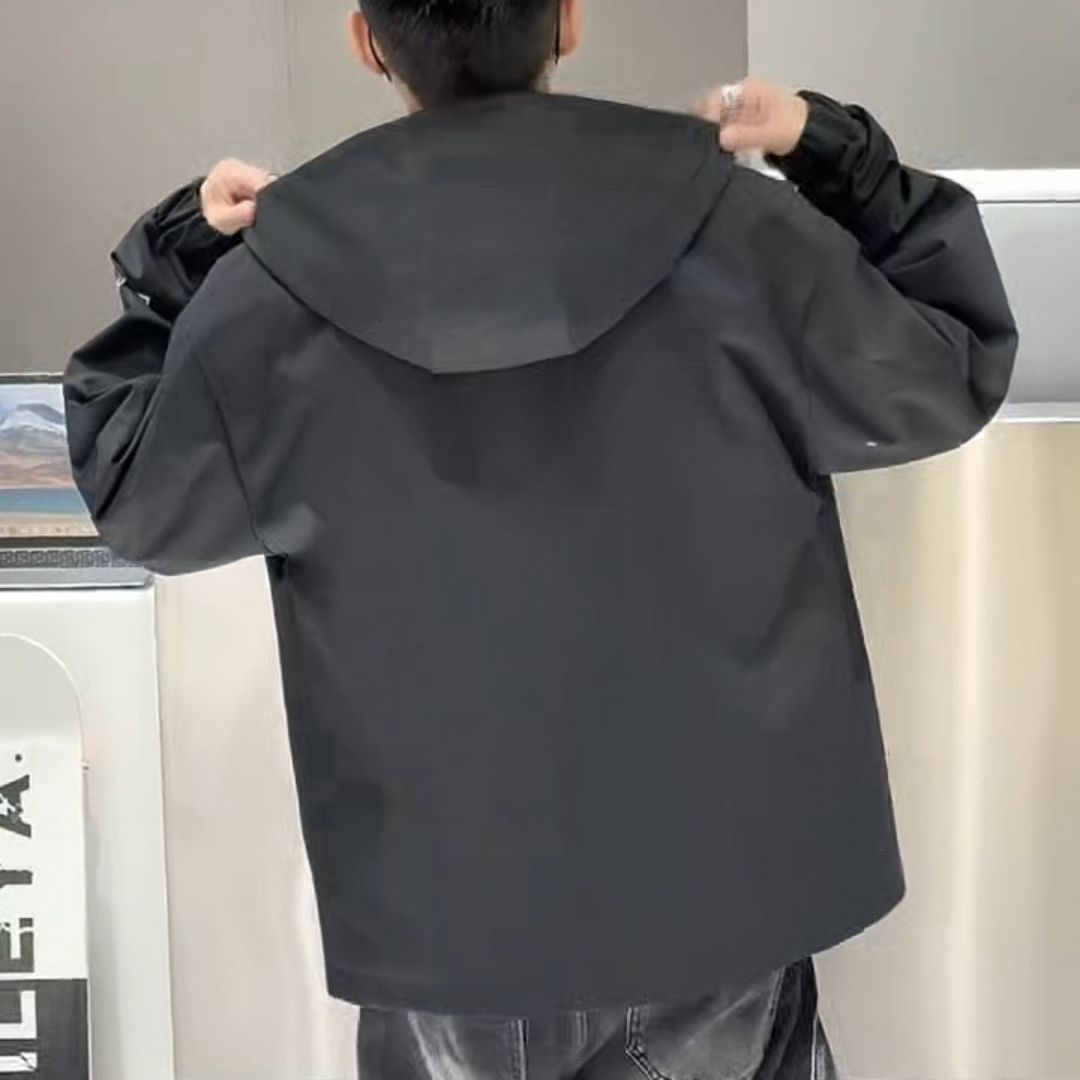 同图不同版，冲🐮货，随意对比 「行政夹克篇」售价:209💰户外休闲版❇️锻炼立领外套日常户外运动休闲多功能面料微弹，贴身穿着无论是晨跑夜跑还是登山锻炼很舒服，防风防水面料，特别定制同款梭织面料…版型简约大气百搭款！上身效果超整个舒适度非常nice，一定要来一件感受下！非常适合秋季户外休闲运动。吸湿排汗，提供UPF防护的同时又不失柔软舒适感。面料吸湿排汗，能在不同的温度下速干，从而保持舒适。男女同款！强烈推荐人手一件！
尺码：XL-4XL 