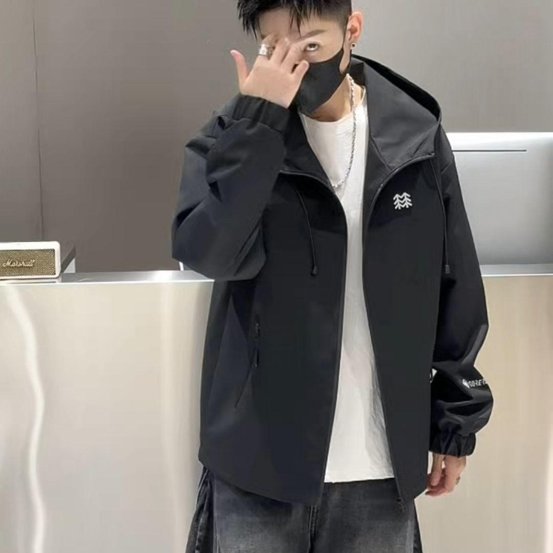 同图不同版，冲🐮货，随意对比 「行政夹克篇」售价:209💰户外休闲版❇️锻炼立领外套日常户外运动休闲多功能面料微弹，贴身穿着无论是晨跑夜跑还是登山锻炼很舒服，防风防水面料，特别定制同款梭织面料…版型简约大气百搭款！上身效果超整个舒适度非常nice，一定要来一件感受下！非常适合秋季户外休闲运动。吸湿排汗，提供UPF防护的同时又不失柔软舒适感。面料吸湿排汗，能在不同的温度下速干，从而保持舒适。男女同款！强烈推荐人手一件！
尺码：XL-4XL 