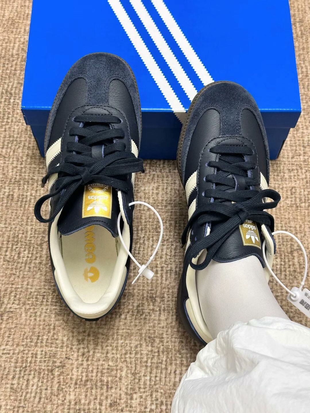 「德训鞋藏色」售价:80💰神秘配色版❇️adidas originals SAMBAOG舒适低帮板鞋 男女同款 藏青色男女同款+全新包邮码数:36-44
颜色:全系颜色都有呢