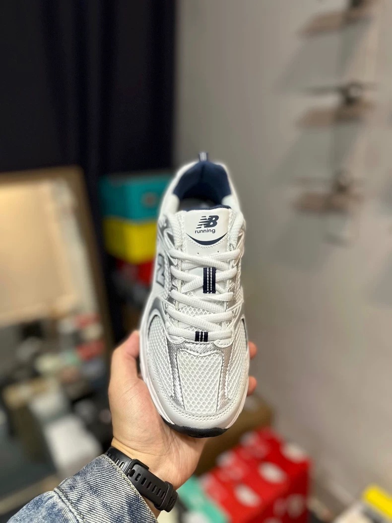 「新百伦530」售价:83💰高端运动鞋❇️全新新品升级,New Balance NB530 网面男女潮流运动跑鞋 复古百搭休闲运动NB鞋！
siz：36-44