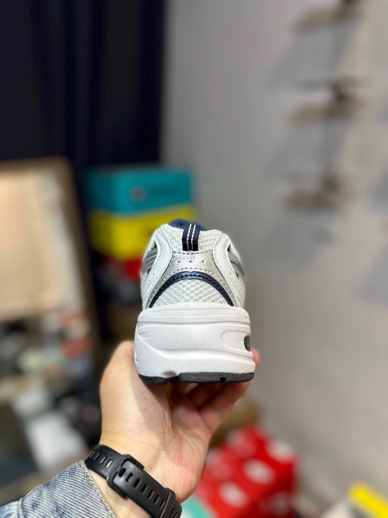 「新百伦530」售价:83💰高端运动鞋❇️全新新品升级,New Balance NB530 网面男女潮流运动跑鞋 复古百搭休闲运动NB鞋！
siz：36-44