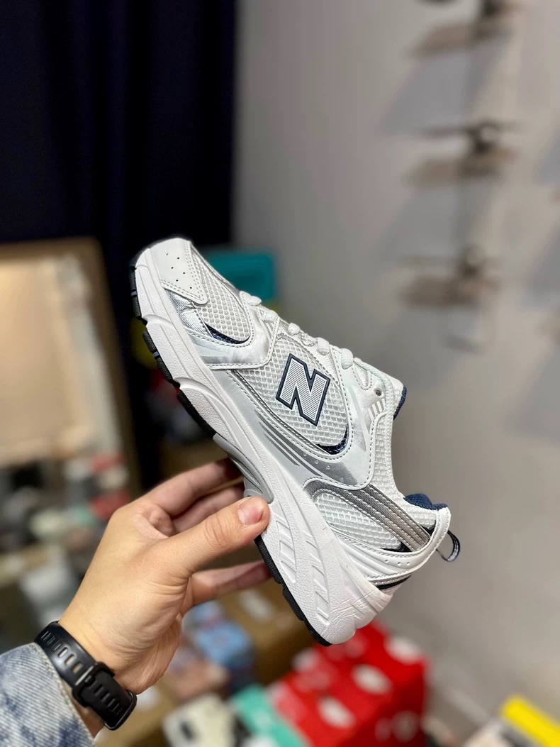「新百伦530」售价:83💰高端运动鞋❇️全新新品升级,New Balance NB530 网面男女潮流运动跑鞋 复古百搭休闲运动NB鞋！
siz：36-44
