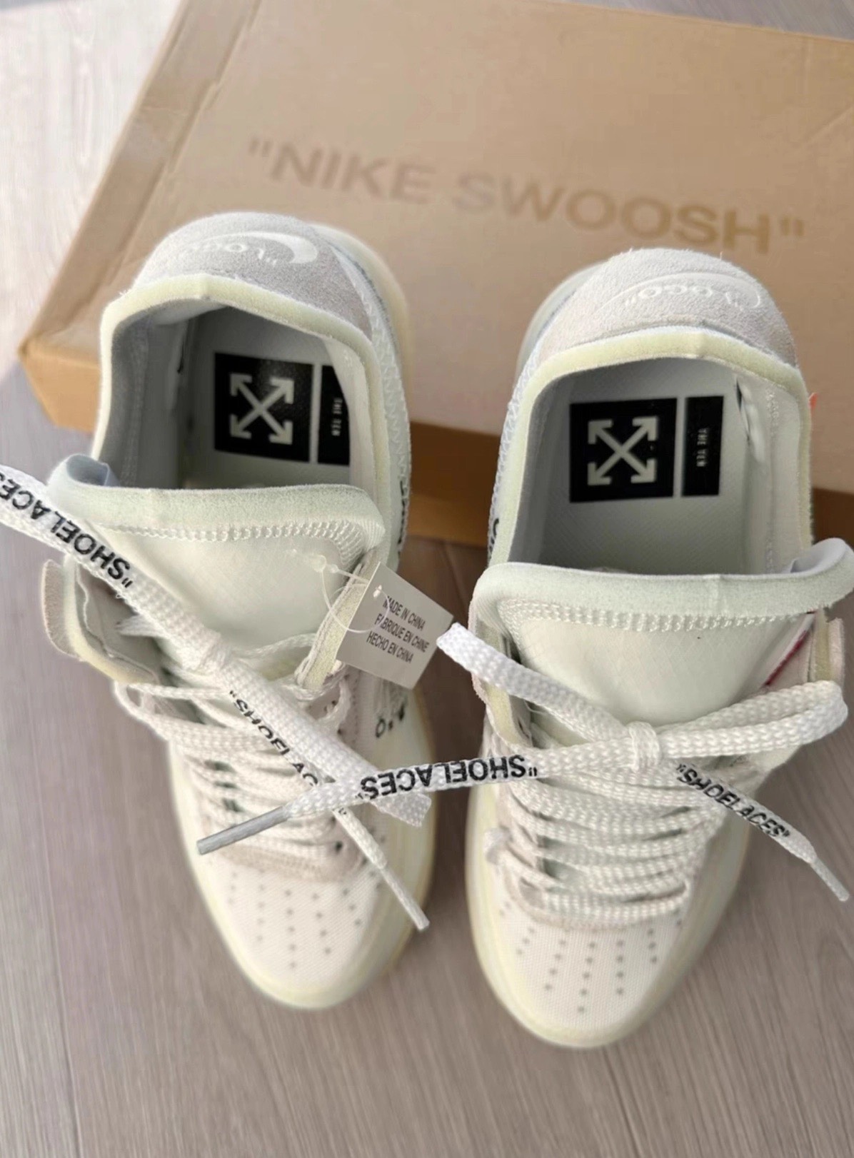 「空军结构篇」售价:80💰空军第三方❇️清仓原3xx一双Off-White x Nike Air Force 1 Low “The Ten”Off-White与Nike联名的Air Force 1 Low“The
Ten”，解构主义设计超有辨识度!鞋面织物+皮革拼接，白色主调，细节有“SHOELACES”“AIR FORCE 1”字样，红白吊牌超吸睛计。橡胶鞋底抓地力稳，日常穿搭或街头风都很出彩。2017年首发，至今仍是潮流圈经典，收藏价值高，搭配简约服饰更显设计感
siz：36-44
