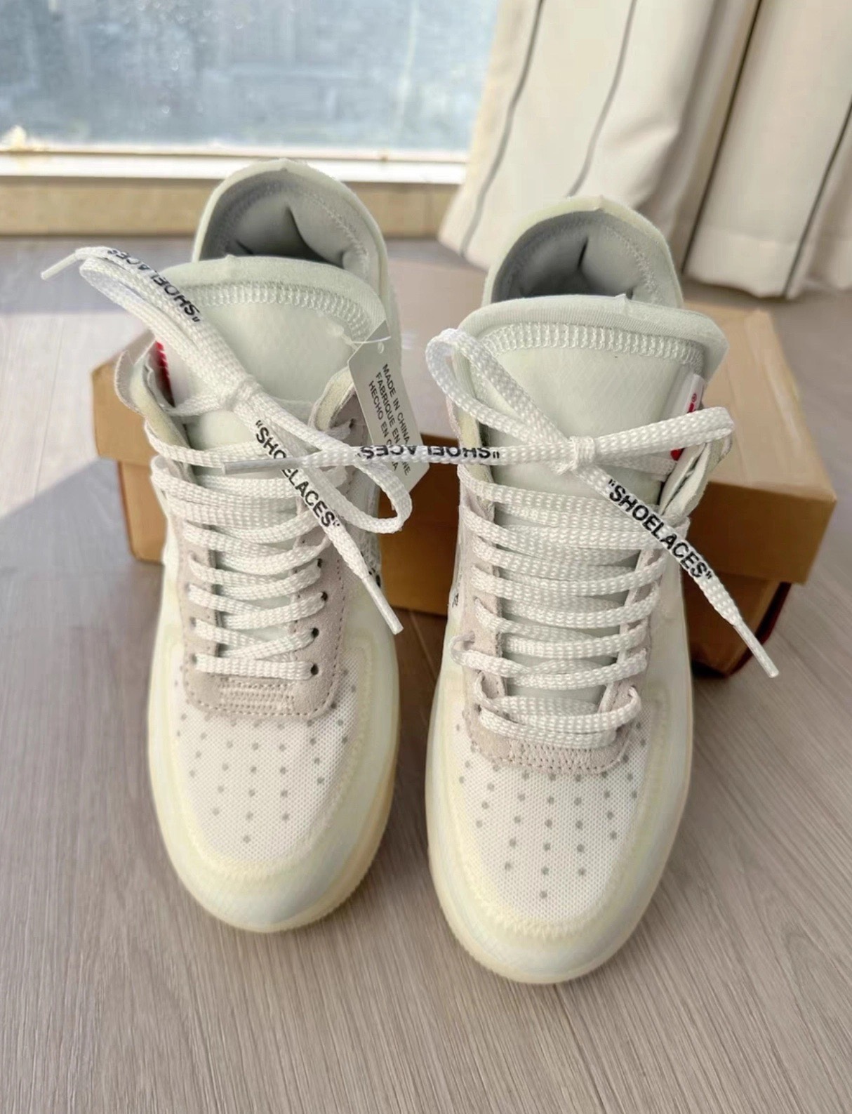「空军结构篇」售价:80💰空军第三方❇️清仓原3xx一双Off-White x Nike Air Force 1 Low “The Ten”Off-White与Nike联名的Air Force 1 Low“The
Ten”，解构主义设计超有辨识度!鞋面织物+皮革拼接，白色主调，细节有“SHOELACES”“AIR FORCE 1”字样，红白吊牌超吸睛计。橡胶鞋底抓地力稳，日常穿搭或街头风都很出彩。2017年首发，至今仍是潮流圈经典，收藏价值高，搭配简约服饰更显设计感
siz：36-44