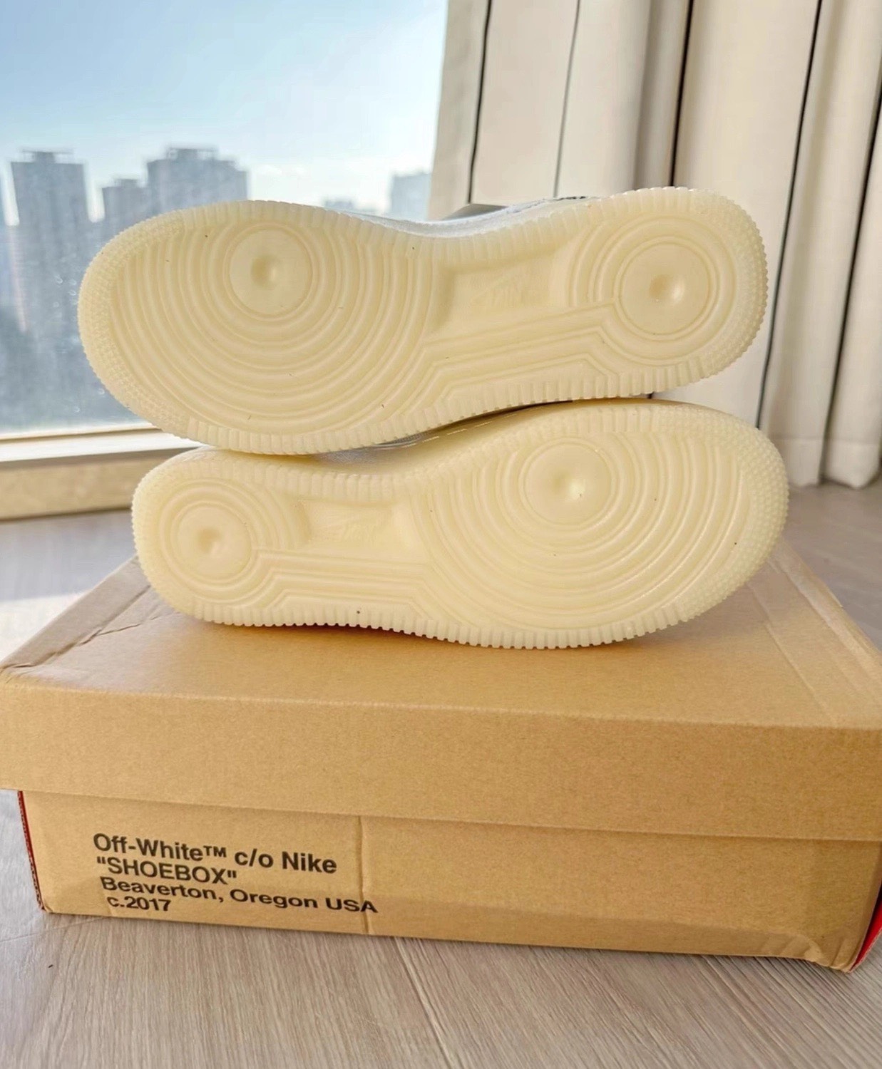 「空军结构篇」售价:80💰空军第三方❇️清仓原3xx一双Off-White x Nike Air Force 1 Low “The Ten”Off-White与Nike联名的Air Force 1 Low“The
Ten”，解构主义设计超有辨识度!鞋面织物+皮革拼接，白色主调，细节有“SHOELACES”“AIR FORCE 1”字样，红白吊牌超吸睛计。橡胶鞋底抓地力稳，日常穿搭或街头风都很出彩。2017年首发，至今仍是潮流圈经典，收藏价值高，搭配简约服饰更显设计感
siz：36-44