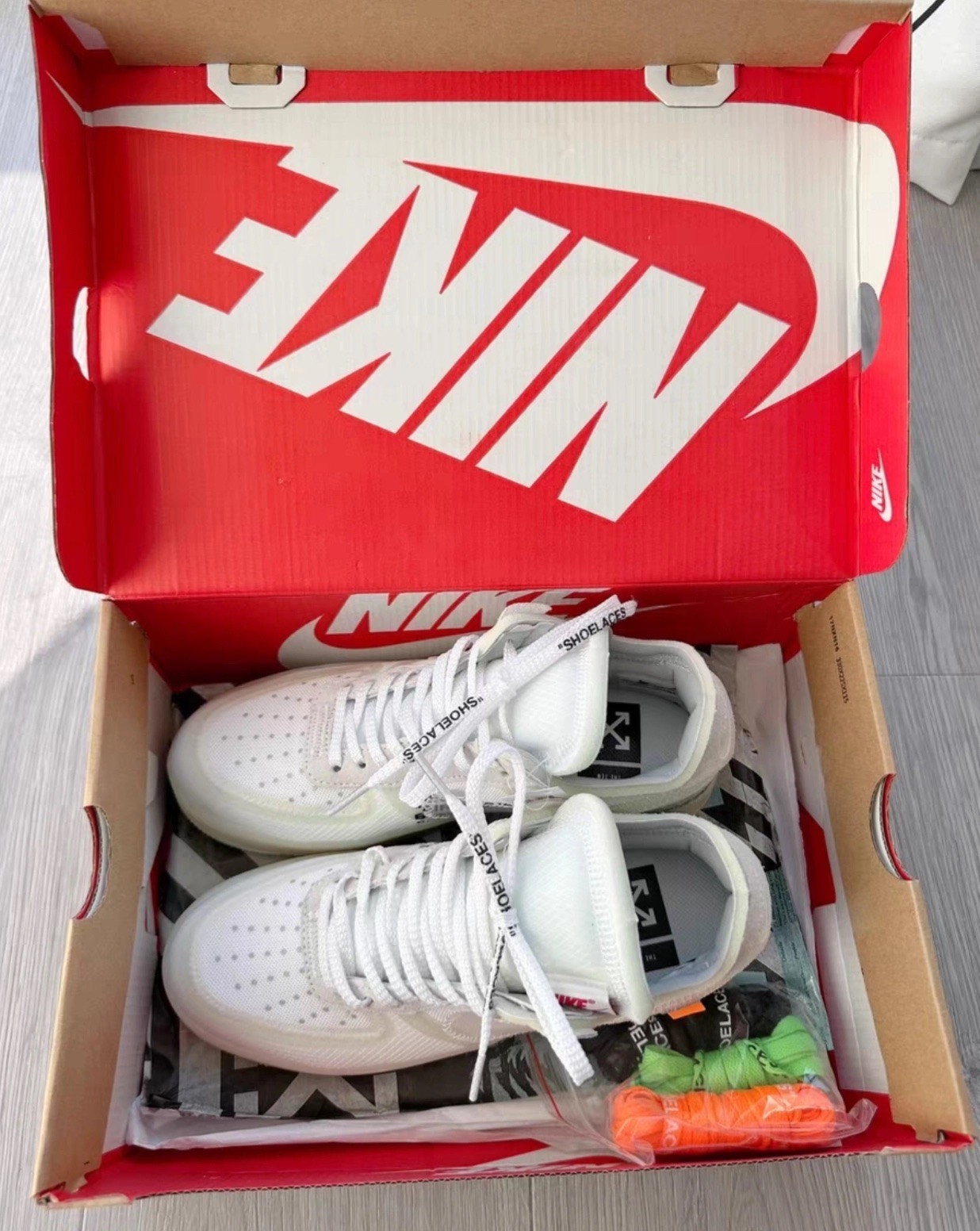 「空军结构篇」售价:80💰空军第三方❇️清仓原3xx一双Off-White x Nike Air Force 1 Low “The Ten”Off-White与Nike联名的Air Force 1 Low“The
Ten”，解构主义设计超有辨识度!鞋面织物+皮革拼接，白色主调，细节有“SHOELACES”“AIR FORCE 1”字样，红白吊牌超吸睛计。橡胶鞋底抓地力稳，日常穿搭或街头风都很出彩。2017年首发，至今仍是潮流圈经典，收藏价值高，搭配简约服饰更显设计感
siz：36-44