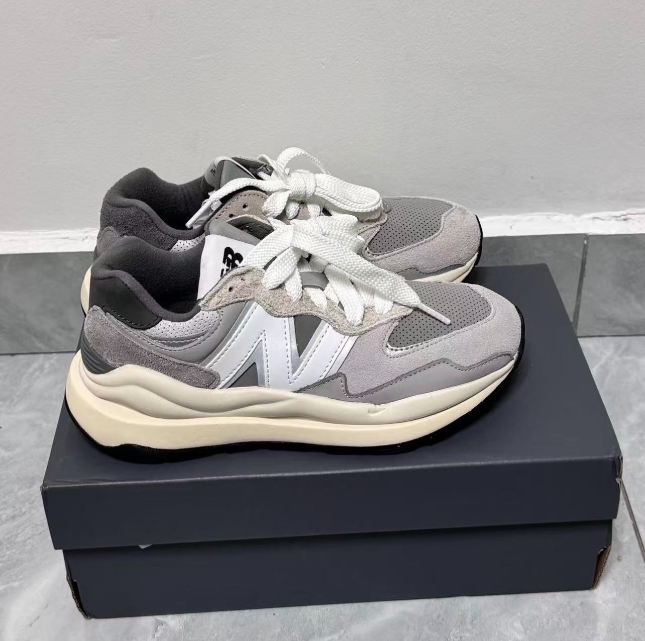 「新百伦5740」售价:90💰翻毛皮系列❇️New Balance NB 5740 经典复古轻松脚感 网布反毛皮织物猪皮耐磨防滑 低帮 休闲城市通勤跑步鞋 男女同款 灰白 四季可穿
siz：36-44