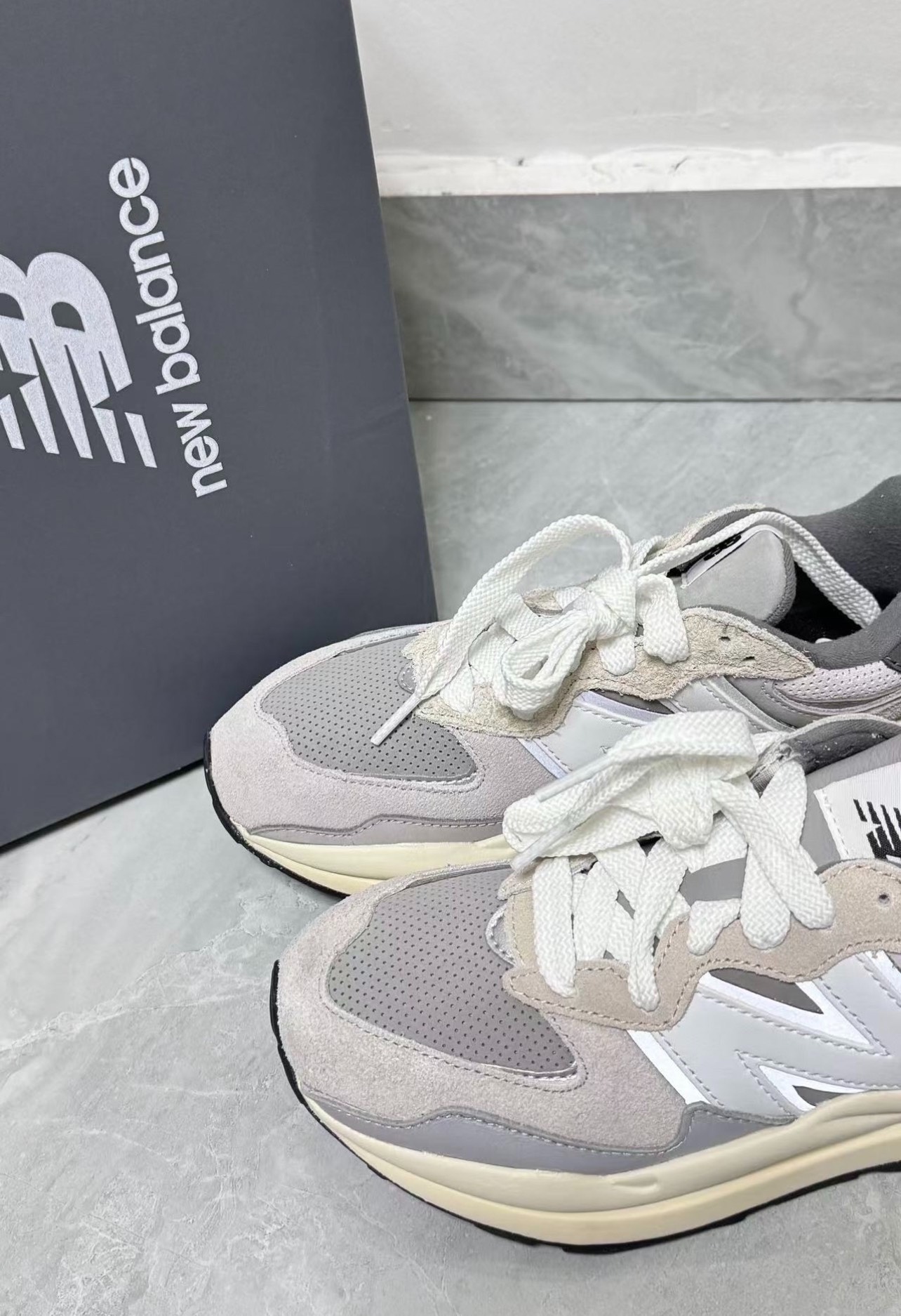 「新百伦5740」售价:90💰翻毛皮系列❇️New Balance NB 5740 经典复古轻松脚感 网布反毛皮织物猪皮耐磨防滑 低帮 休闲城市通勤跑步鞋 男女同款 灰白 四季可穿
siz：36-44