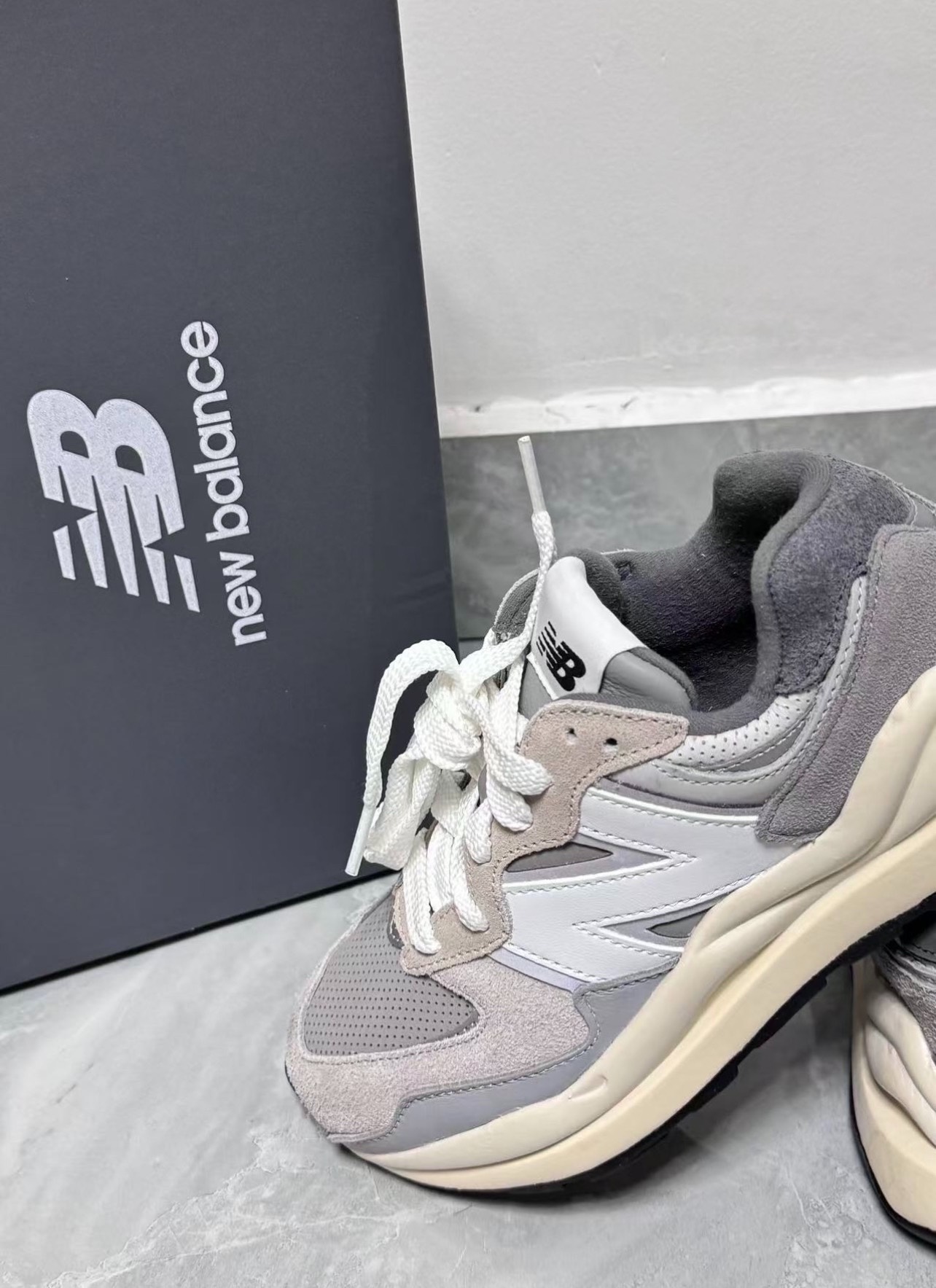 「新百伦5740」售价:90💰翻毛皮系列❇️New Balance NB 5740 经典复古轻松脚感 网布反毛皮织物猪皮耐磨防滑 低帮 休闲城市通勤跑步鞋 男女同款 灰白 四季可穿
siz：36-44