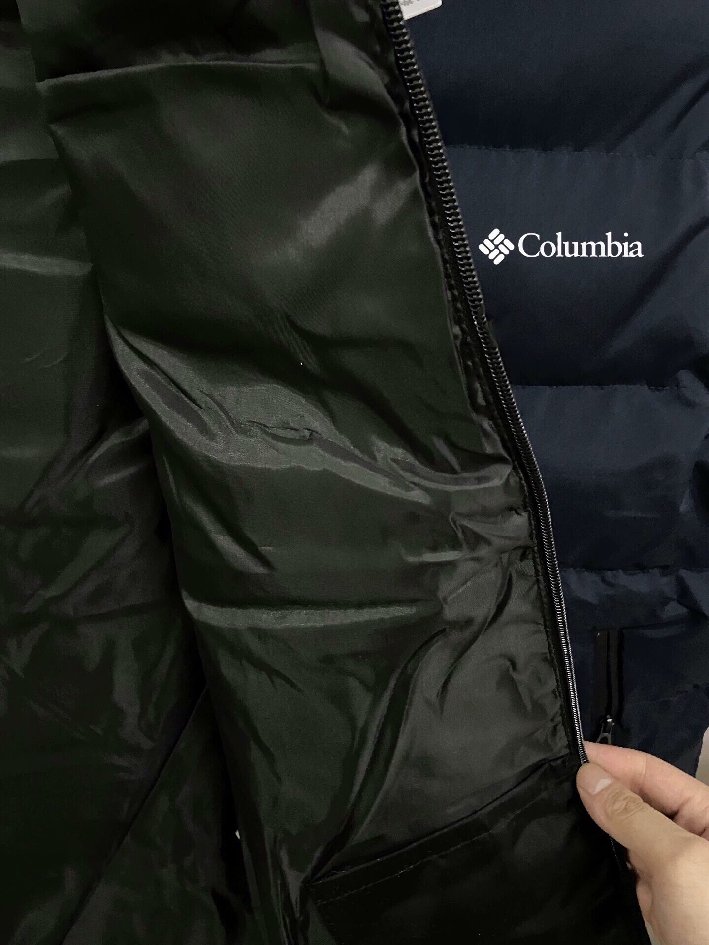 供货价:55💰『官网羽绒棉马甲』百搭不腻版,满足各种身材中空棉,原包装+原吊牌  
百搭不腻版❇️满足各种身材,中空棉羽绒棉情侣款马甲棉背心外套经久不衰的羽绒棉情侣马甲 ！满足各种身材，我保证任何人穿上都非常有型！一起来围观吧！首先面料两个面都采用密度防风防雨面料！填充物是中空棉，这种填充物是由不同规格的超细纤维和羽绒经过特殊工艺生产制造，具有轻薄、手感细腻、柔软、保温好、洗后不易变形，不会透丝！超值！保暖性极强！细节提升了品质！虽是男款，但是女孩子穿起来也很漂亮！冰天雪地，一腔暖暖，羽绒棉马甲告别寒冬！好货不等人，速度走起！ 天气渐渐转凉算是给时尚一族带来的一波主打好款！算是好东西提前享受了！时尚百搭，无论搭配外套卫衣还是毛衣都非常合适！版型设计简单大方，要的就是这种纯纯的背面风！、 内里采用定制压缩羽绒棉填充，轻盈透气不钻绒，做工特别精致，剪裁走线绝对挑不出毛病！算是一款值得推荐的好货，男女同款！
尺M-5XL 
M（穿80-110斤）
L （穿110-125斤）
XL（穿125-140斤）
2XL（穿140-155斤）
3XL（穿155-170斤）
4XL（穿170-185斤）
5XL（穿185-200斤）