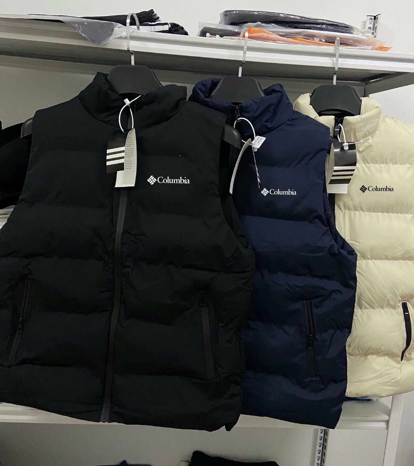 供货价:55💰『官网羽绒棉马甲』百搭不腻版,满足各种身材中空棉,原包装+原吊牌  
百搭不腻版❇️满足各种身材,中空棉羽绒棉情侣款马甲棉背心外套经久不衰的羽绒棉情侣马甲 ！满足各种身材，我保证任何人穿上都非常有型！一起来围观吧！首先面料两个面都采用密度防风防雨面料！填充物是中空棉，这种填充物是由不同规格的超细纤维和羽绒经过特殊工艺生产制造，具有轻薄、手感细腻、柔软、保温好、洗后不易变形，不会透丝！超值！保暖性极强！细节提升了品质！虽是男款，但是女孩子穿起来也很漂亮！冰天雪地，一腔暖暖，羽绒棉马甲告别寒冬！好货不等人，速度走起！ 天气渐渐转凉算是给时尚一族带来的一波主打好款！算是好东西提前享受了！时尚百搭，无论搭配外套卫衣还是毛衣都非常合适！版型设计简单大方，要的就是这种纯纯的背面风！、 内里采用定制压缩羽绒棉填充，轻盈透气不钻绒，做工特别精致，剪裁走线绝对挑不出毛病！算是一款值得推荐的好货，男女同款！
尺M-5XL 
M（穿80-110斤）
L （穿110-125斤）
XL（穿125-140斤）
2XL（穿140-155斤）
3XL（穿155-170斤）
4XL（穿170-185斤）
5XL（穿185-200斤）